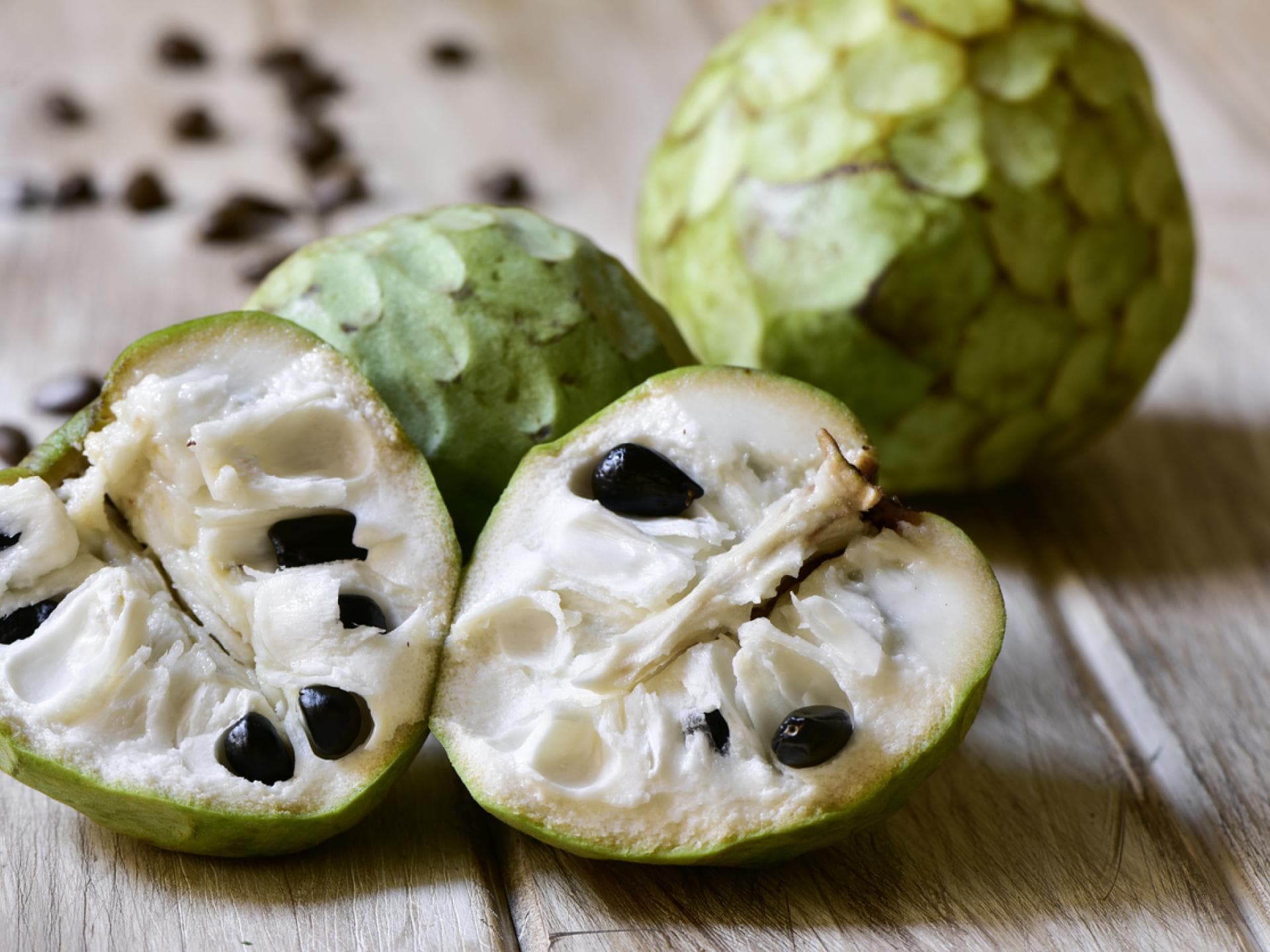 Die Cherimoya ist süß und fruchtig.
