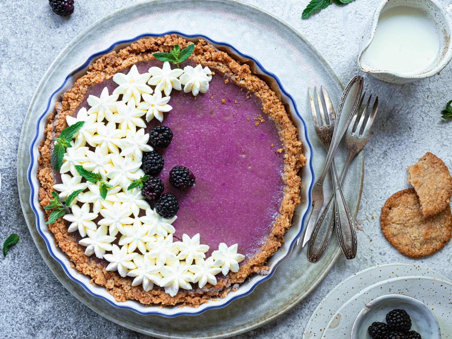 Brombeer-Cheesecake mit Müsli-Boden