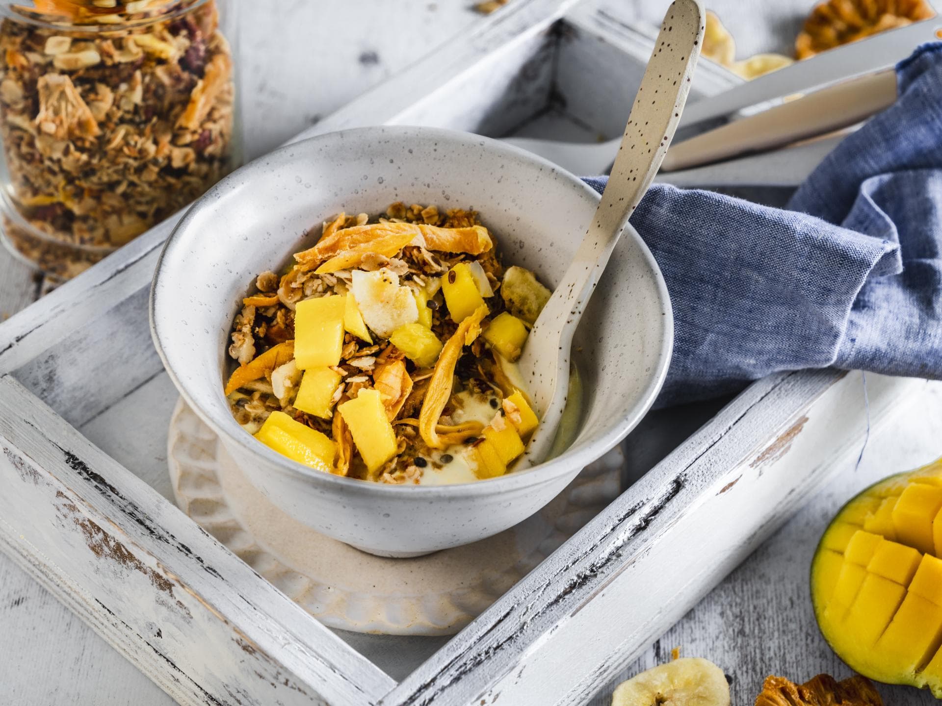 Tropisches Granola mit Kurkuma-Tonka-Joghurt