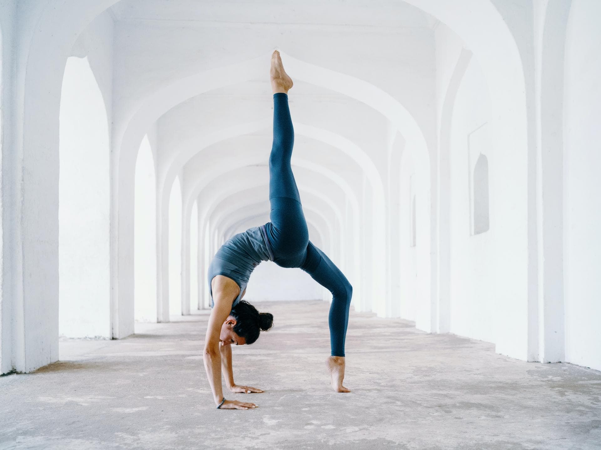 Frau macht Yoga