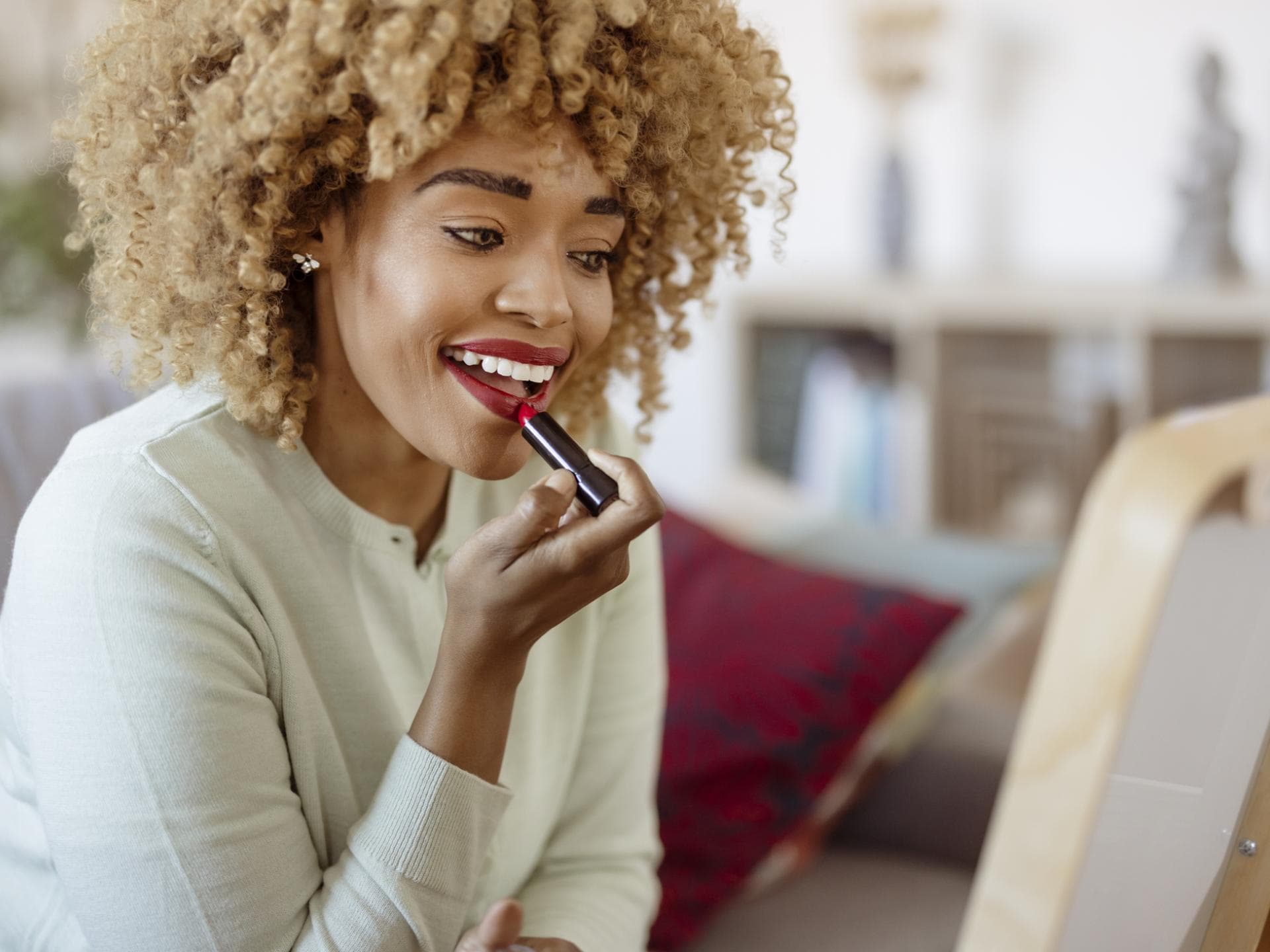 Frau trägt Lippenstift auf