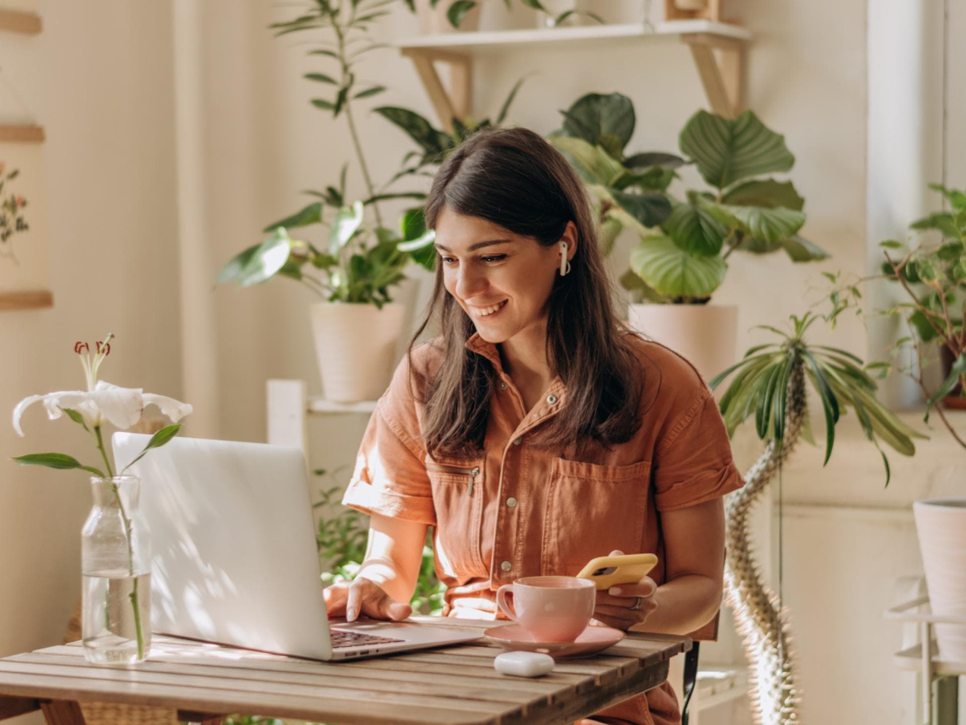 Frau sitzt im Homeoffice
