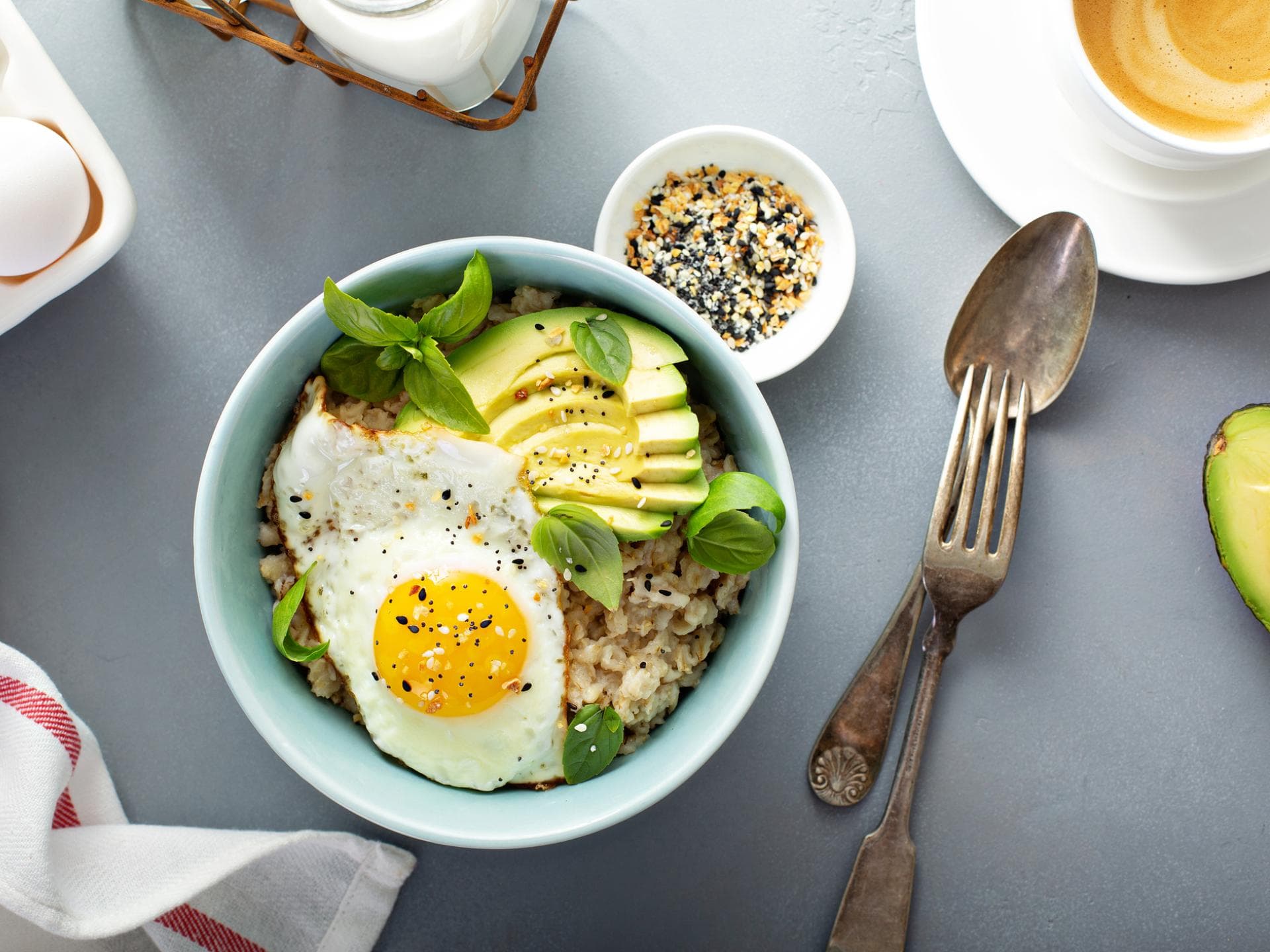 herzhaftes Porridge mit Ei und Avocado