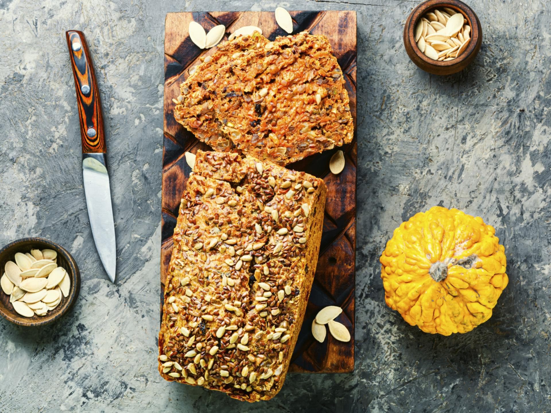 Kürbiskernbrot mit Kürbis auf Brett