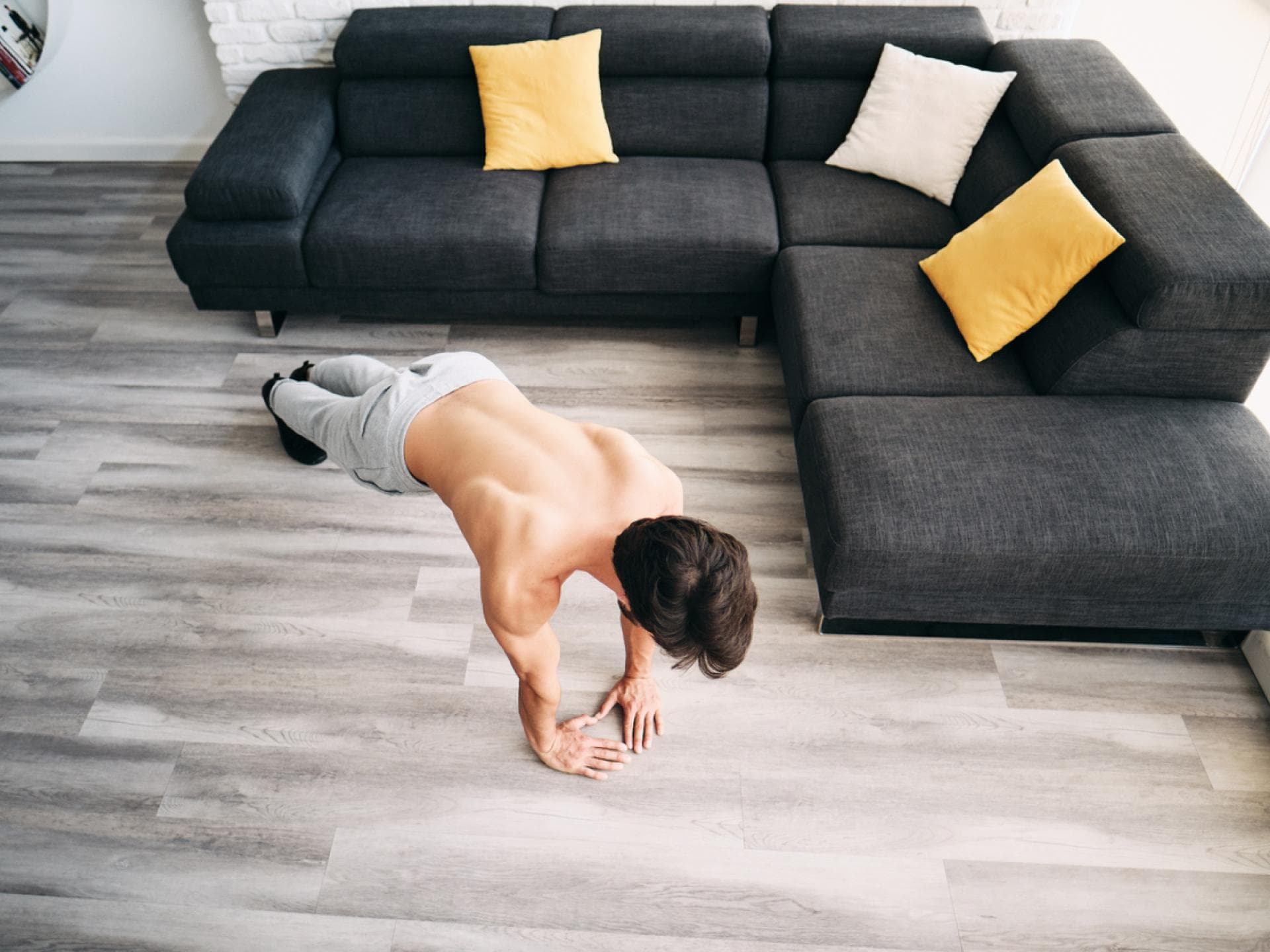 Diamond Push-ups sind besonders kompliziert Mann macht Diamond Push-ups