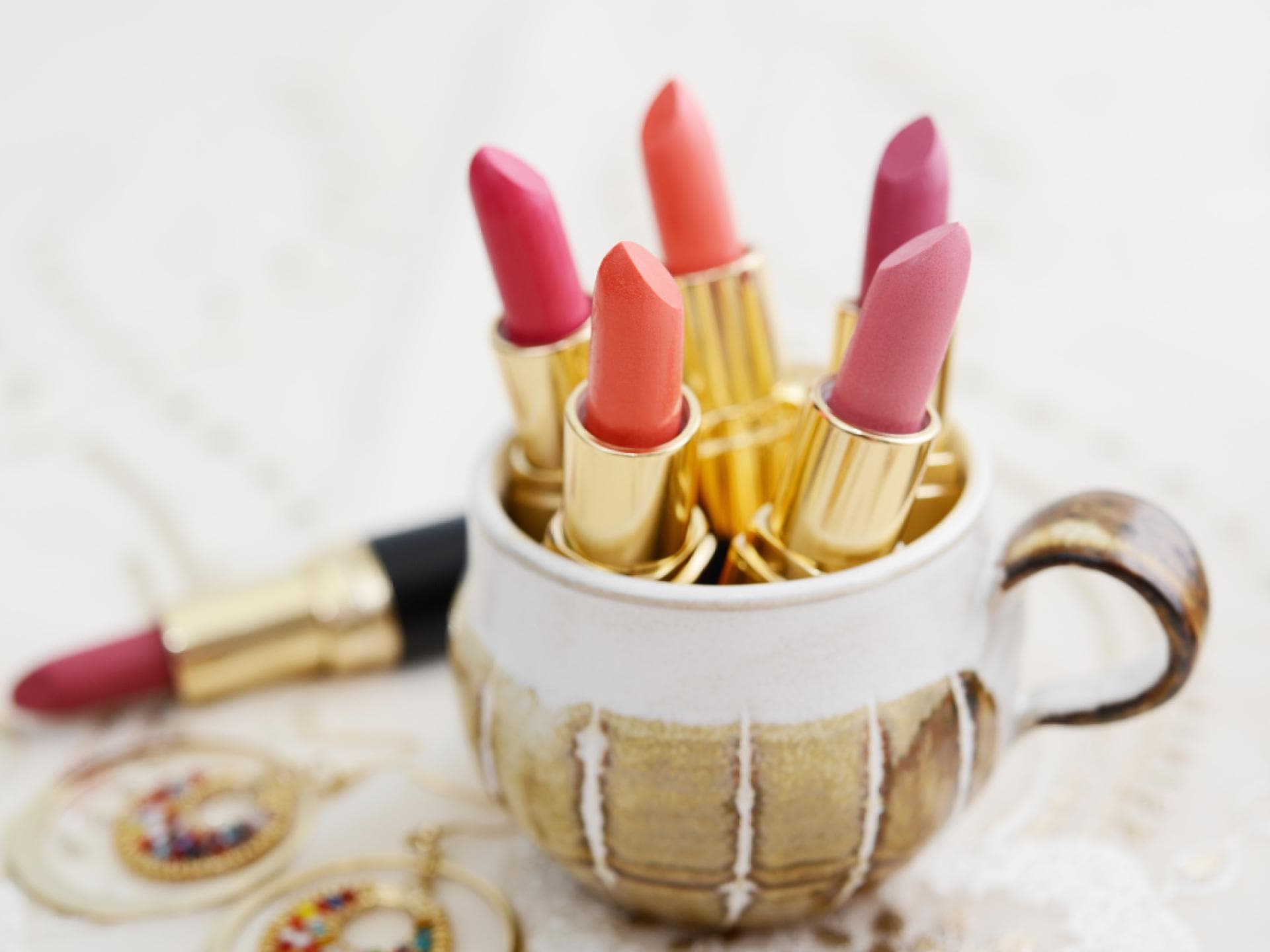 Lippenstifte in Keramiktasse