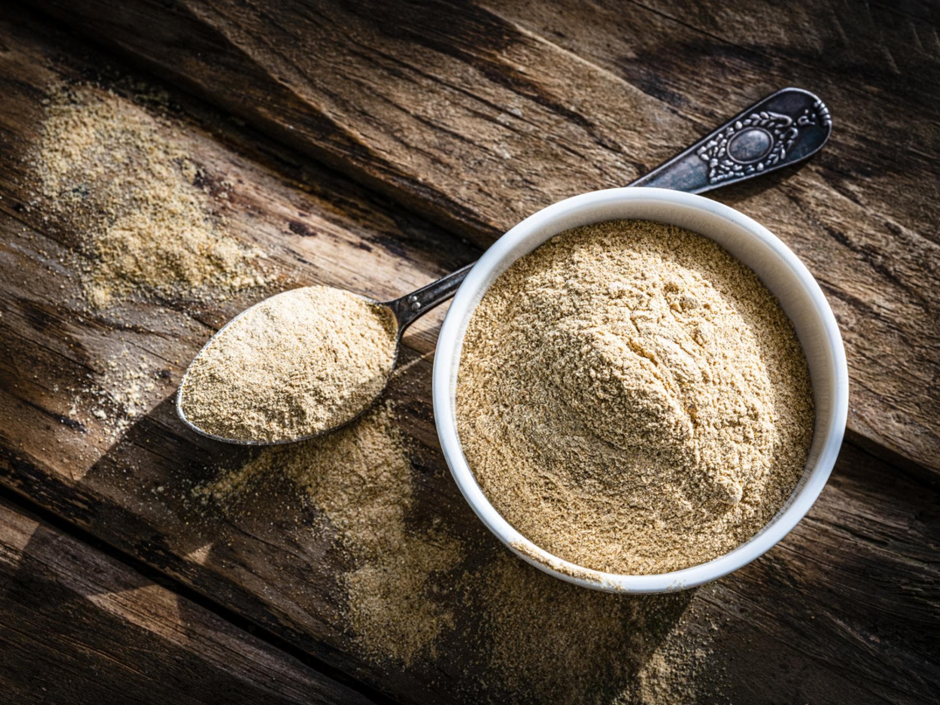 Maca-Pulver in Schüssel auf Holzbrett