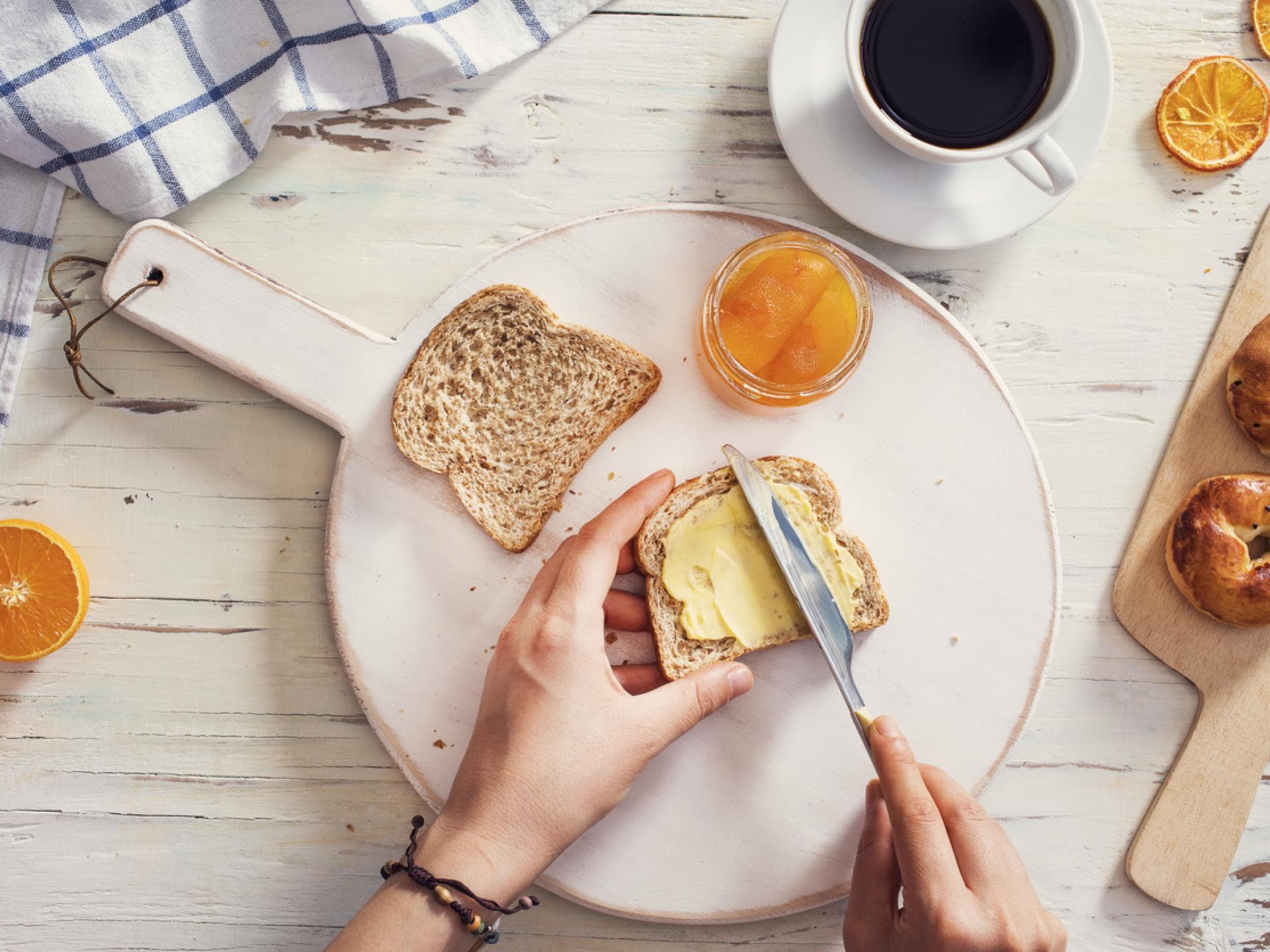Mann schmiert Margarine auf Toast