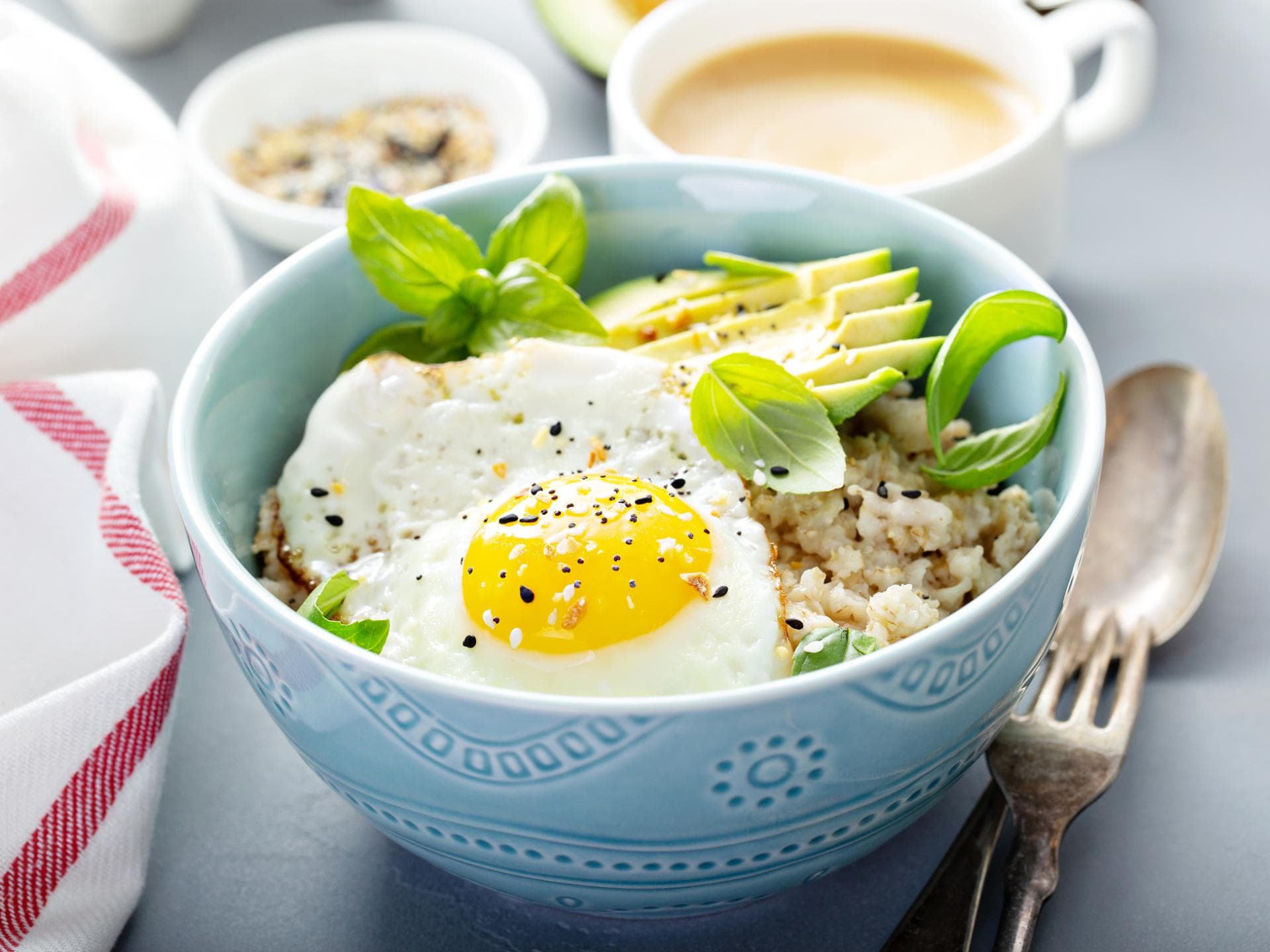 Porridge mit Avocado und Ei