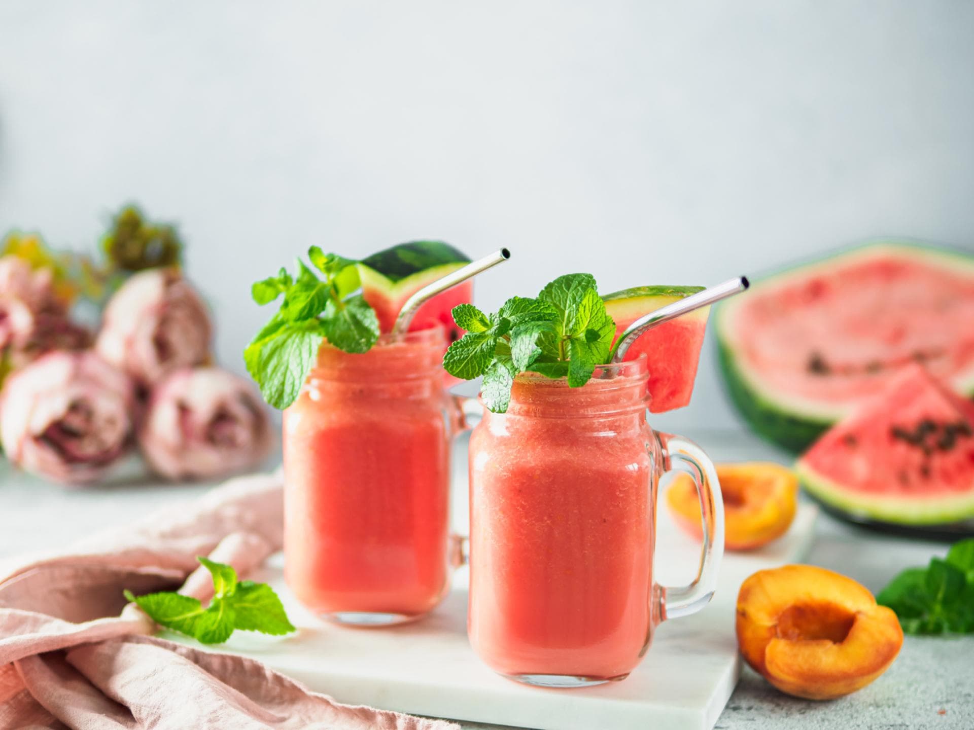 Roter Smoothie mit Wassermelone und Aprikosen