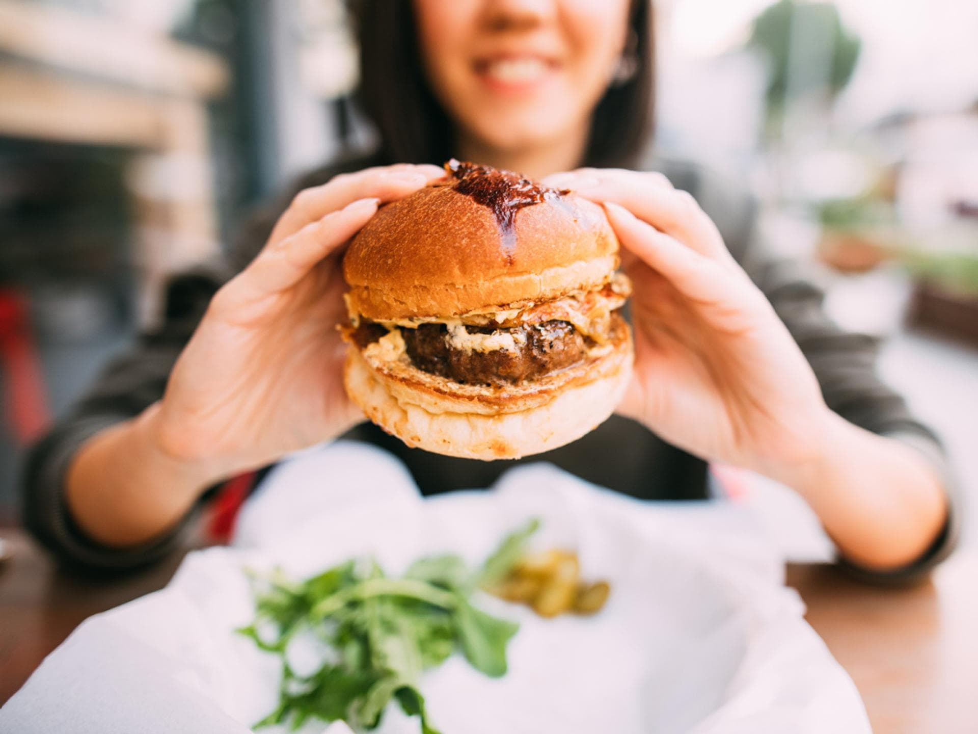 Frau isst Burger Frau isst Burger