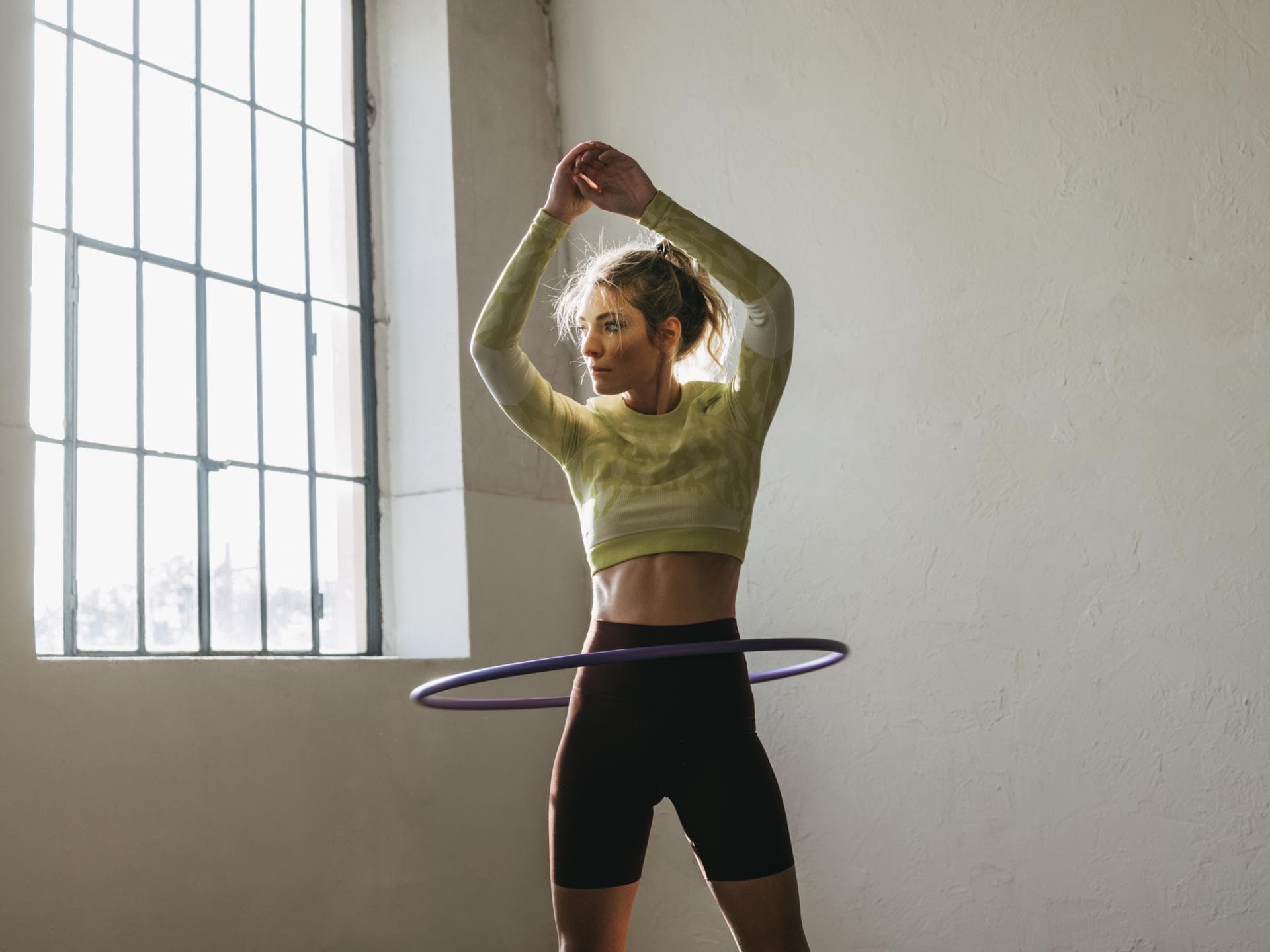 Frau macht Hula-Hoop