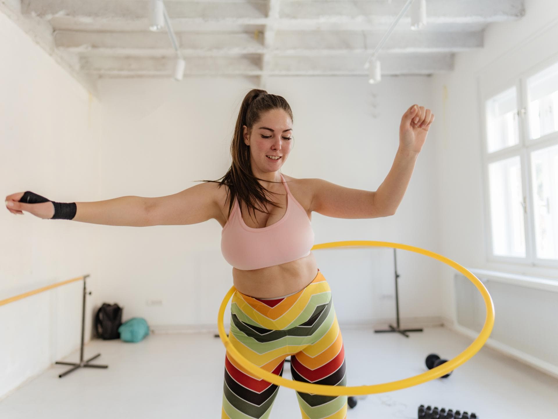 Frau macht Hula-Hoop