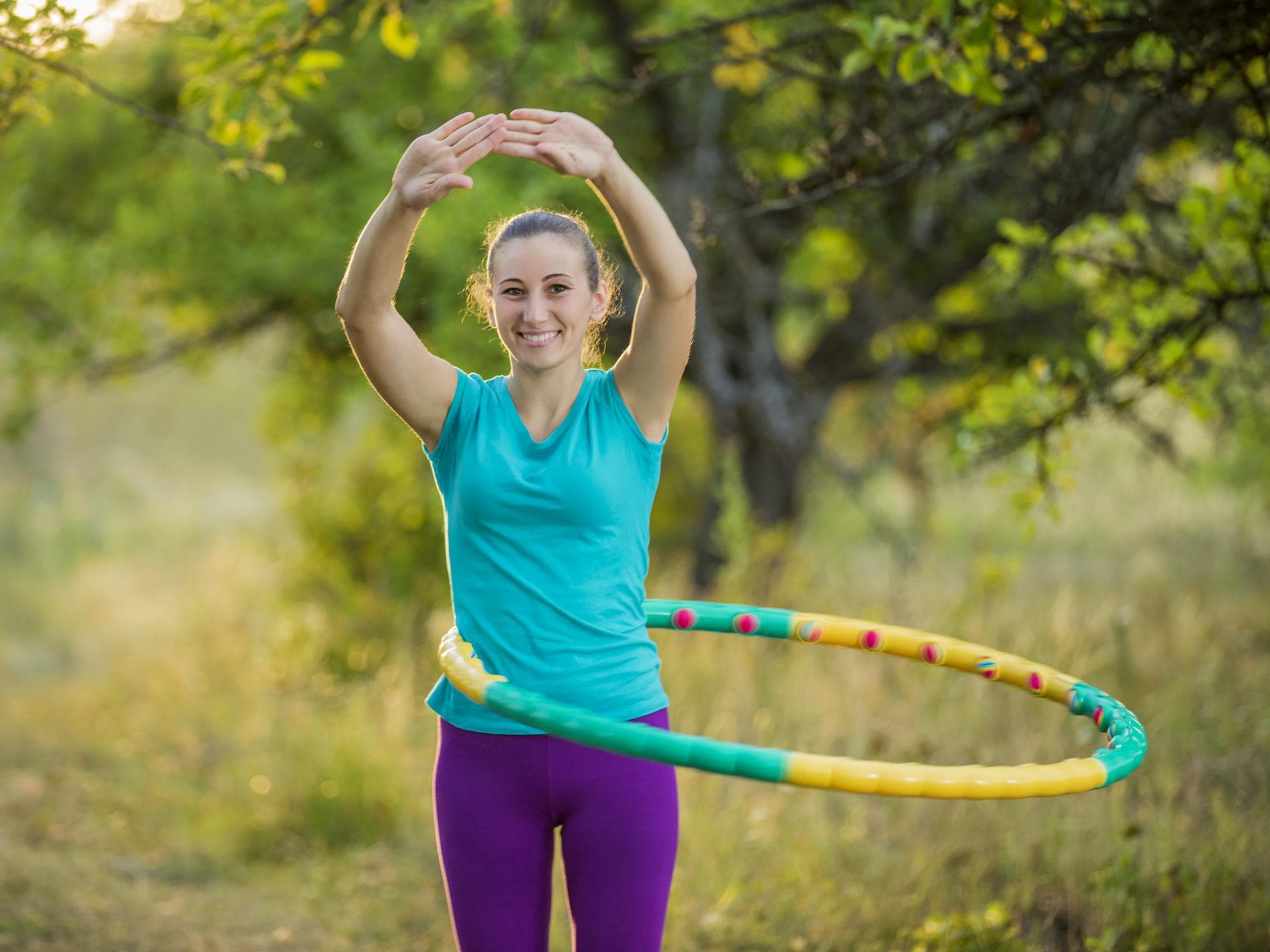 Frau mach Hula-Hoop