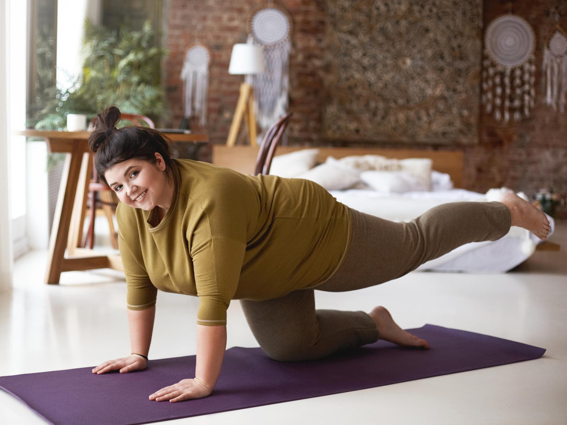 Frau macht Pilates