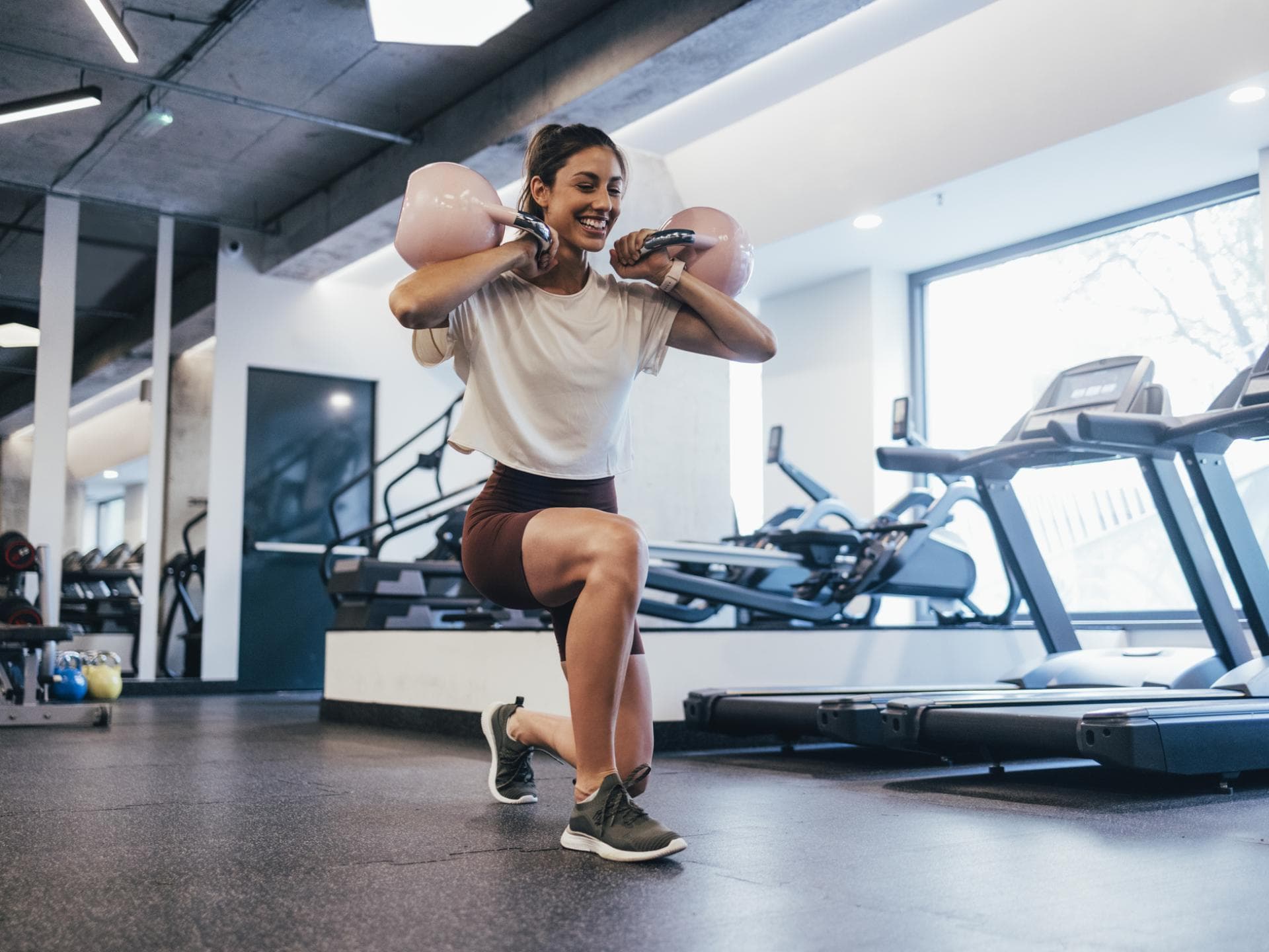 Frau macht Kettlebell-Übung