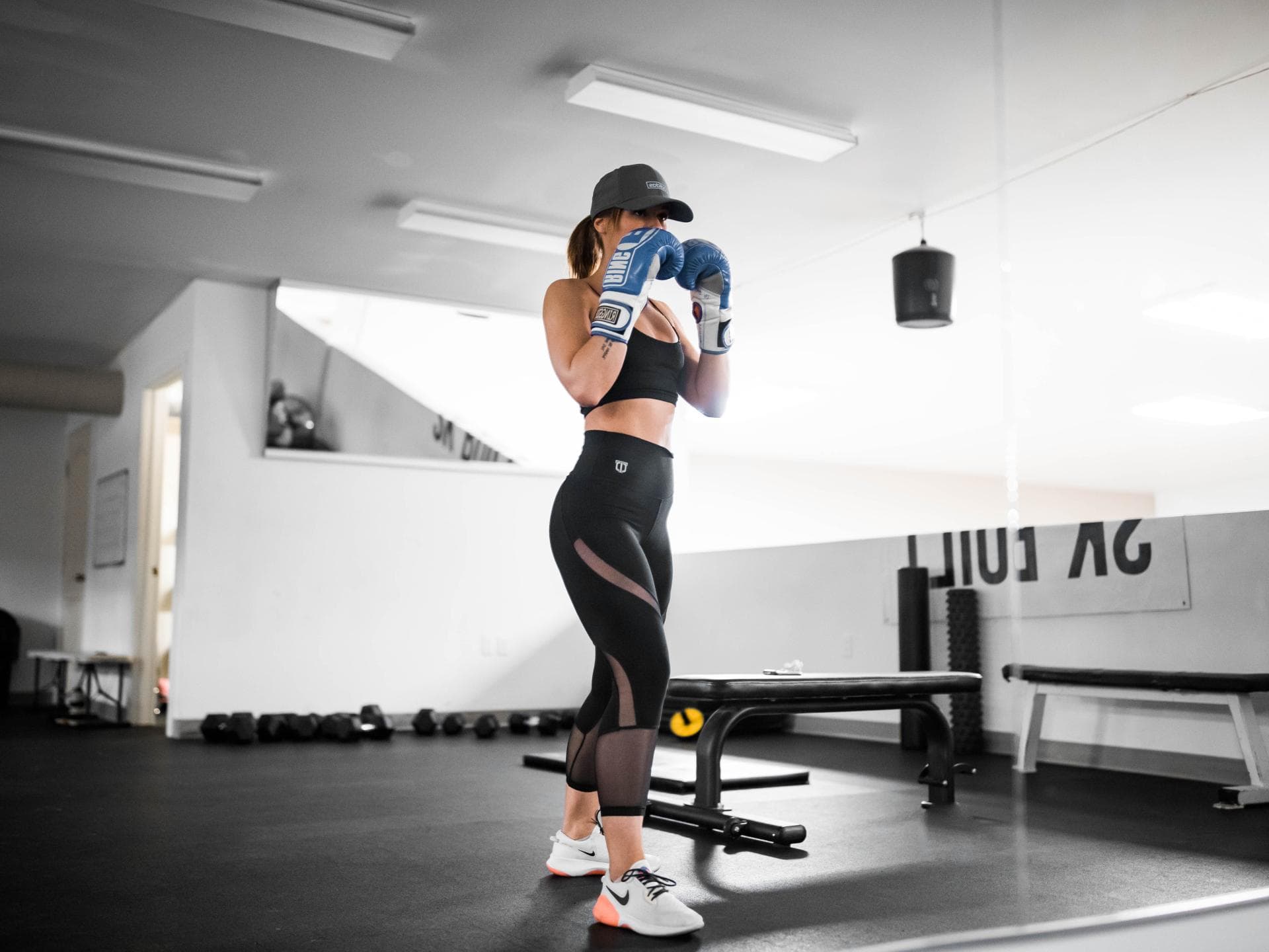 Frau mit Boxhandschuhen