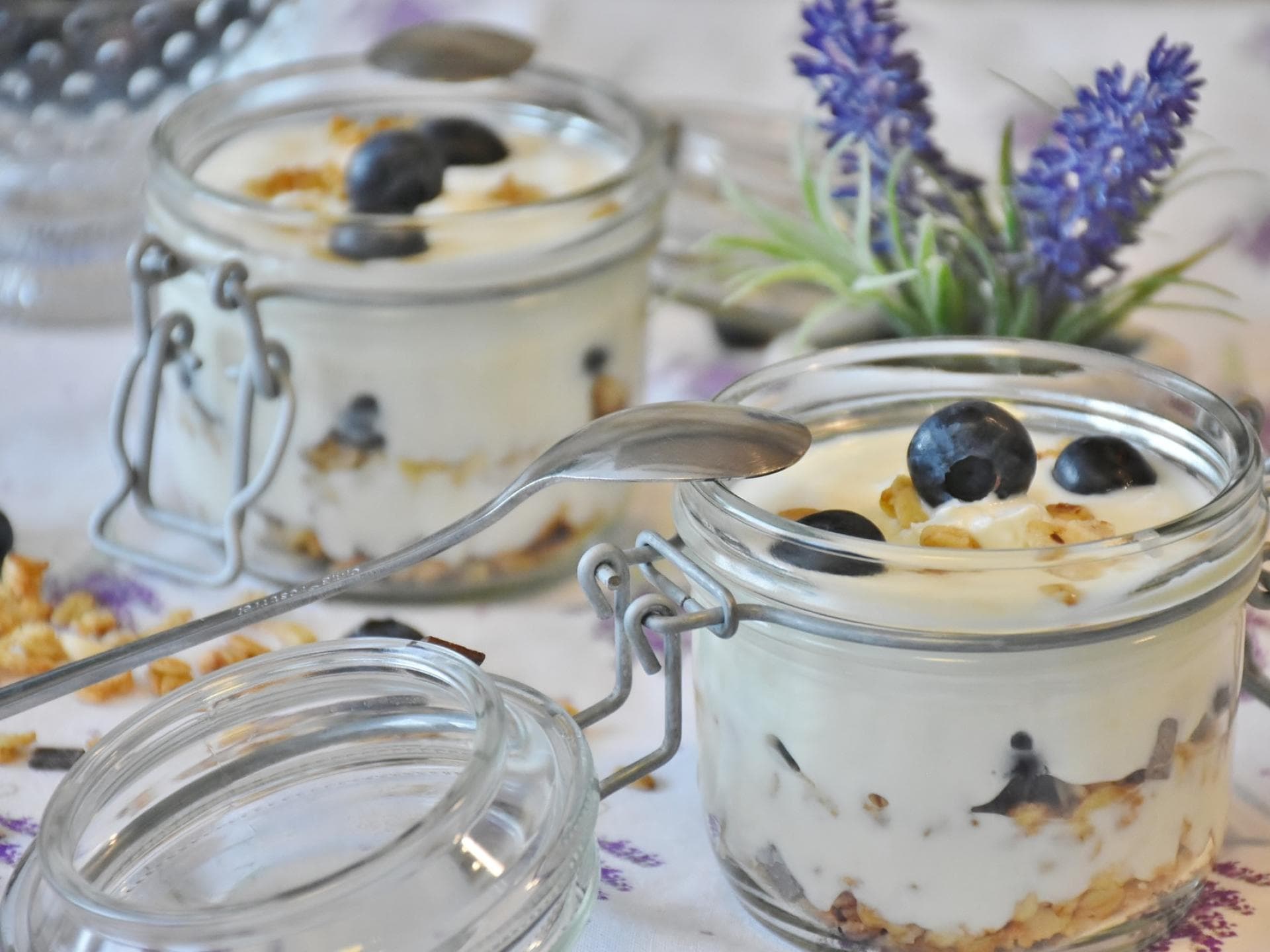 Haferflocken und Obst im Glas