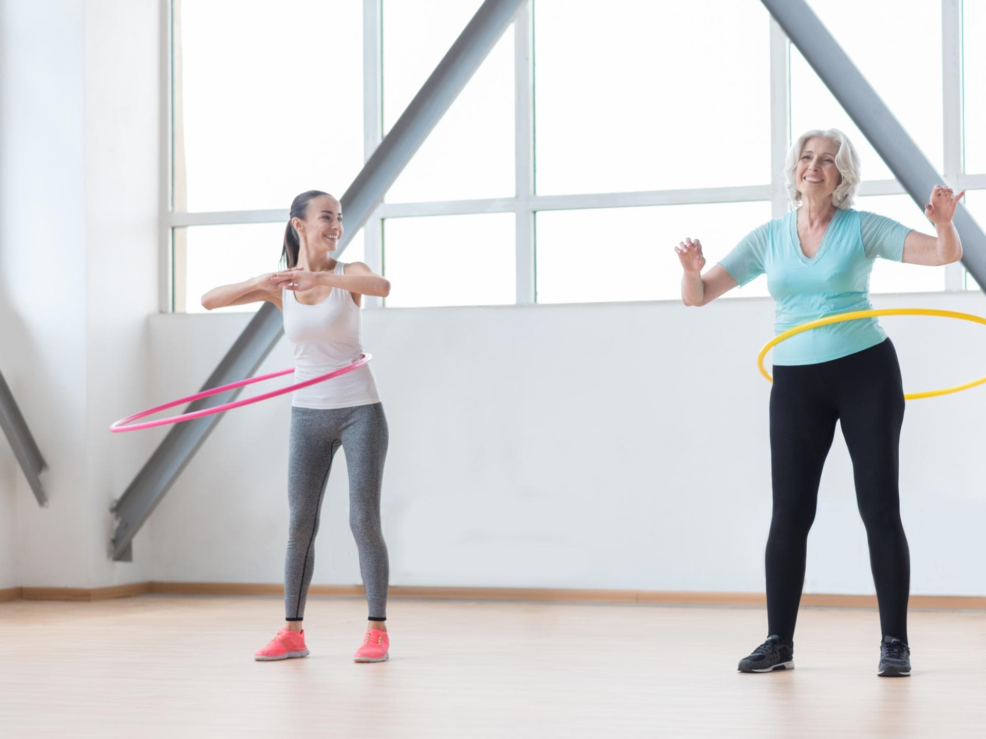 Zwei Frauen machen Hula-Hoop