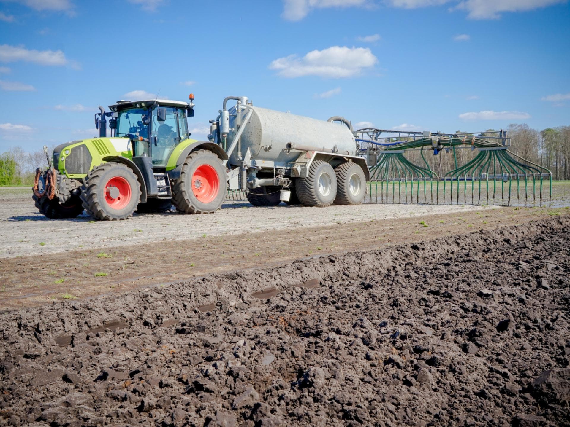 Dünger wird auf Feld getragen
