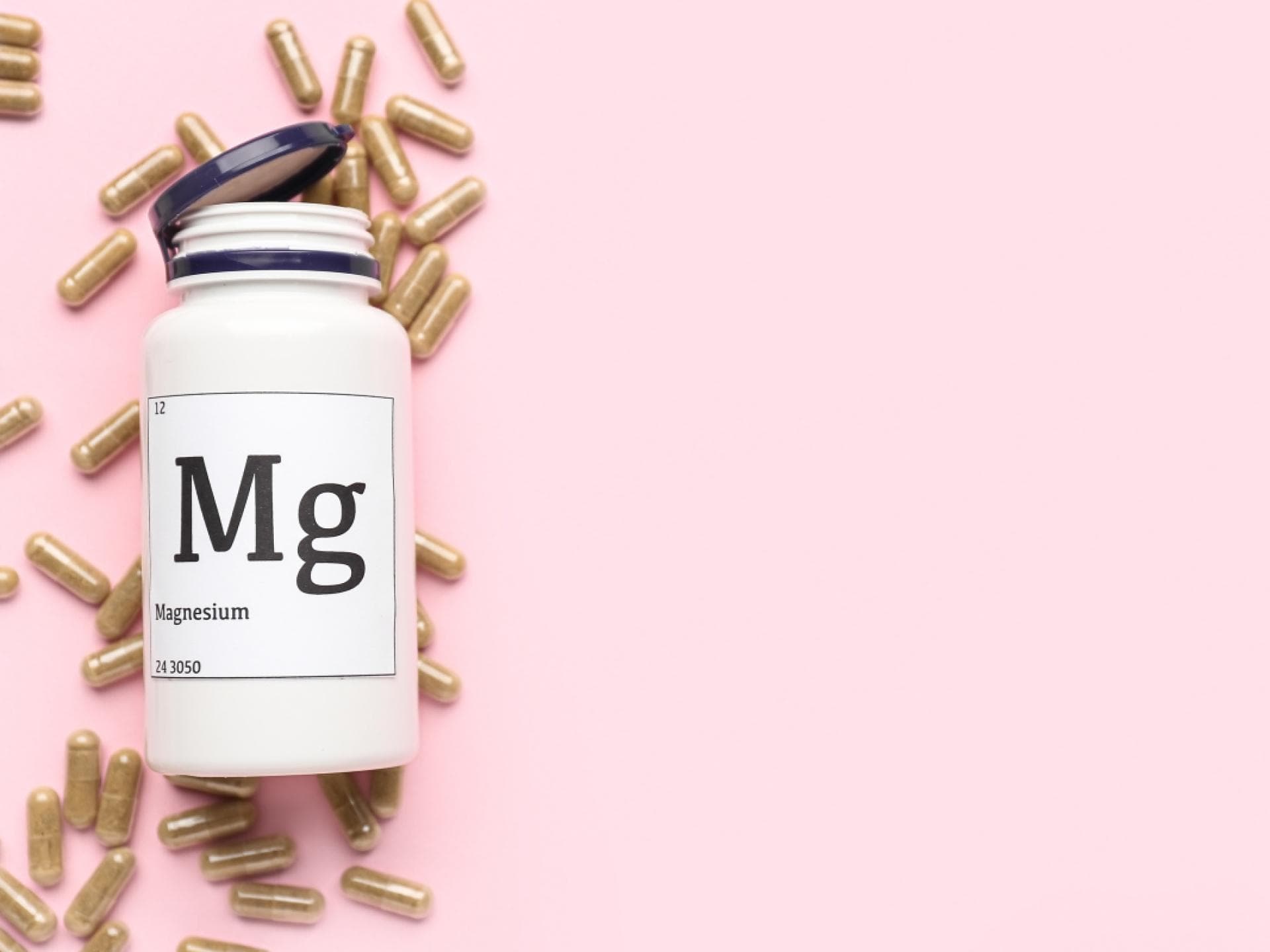 Mehr Magnesium verbessert Hirngesundheit Magnesium-Kapseln auf pinkem Untergrund