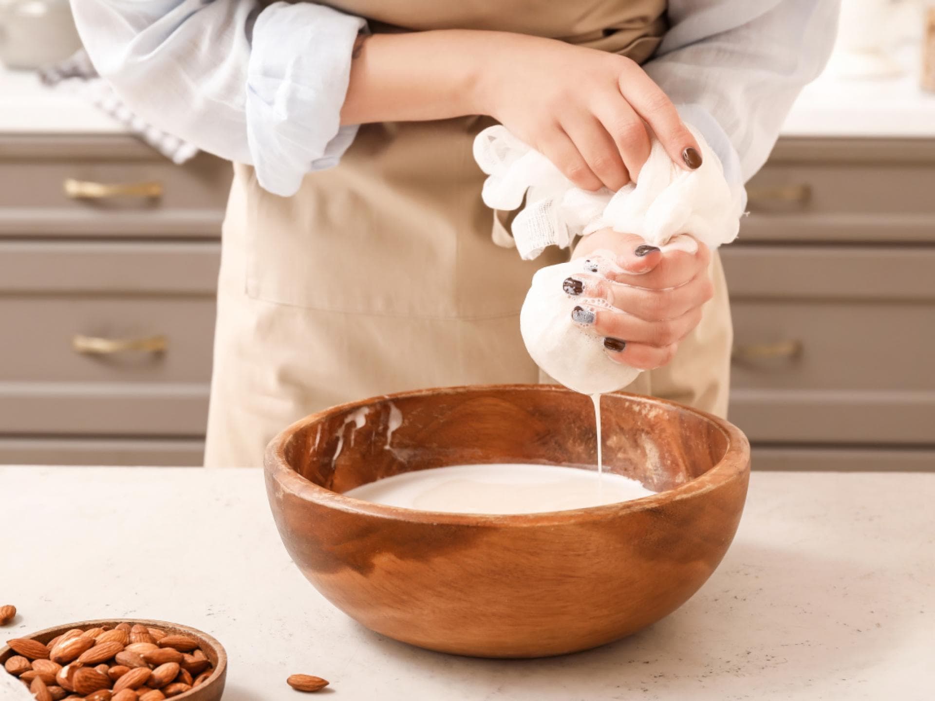 Frau stellt eigene Mandelmilch her