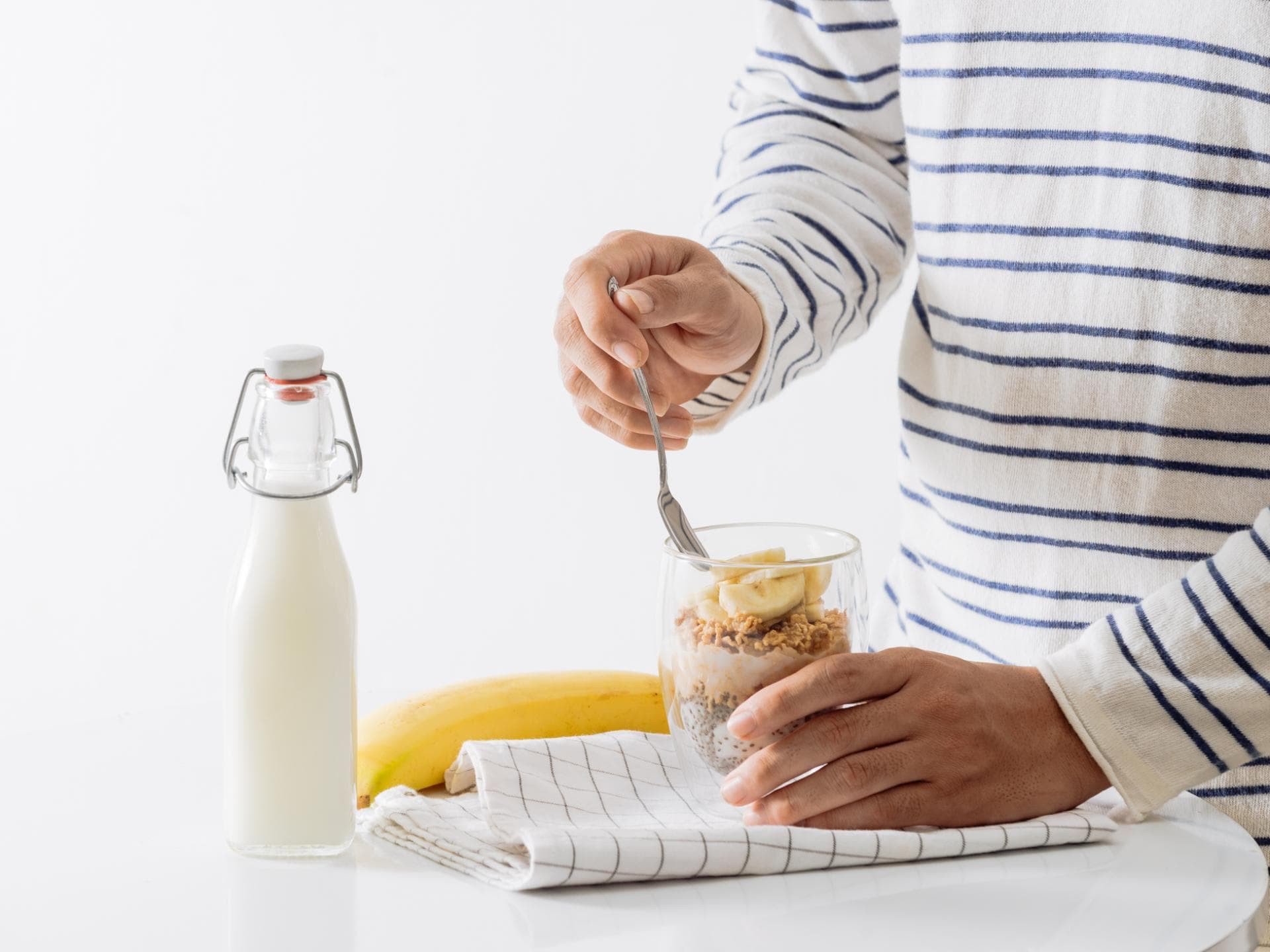 Frau bereitet Overnight Oats zu
