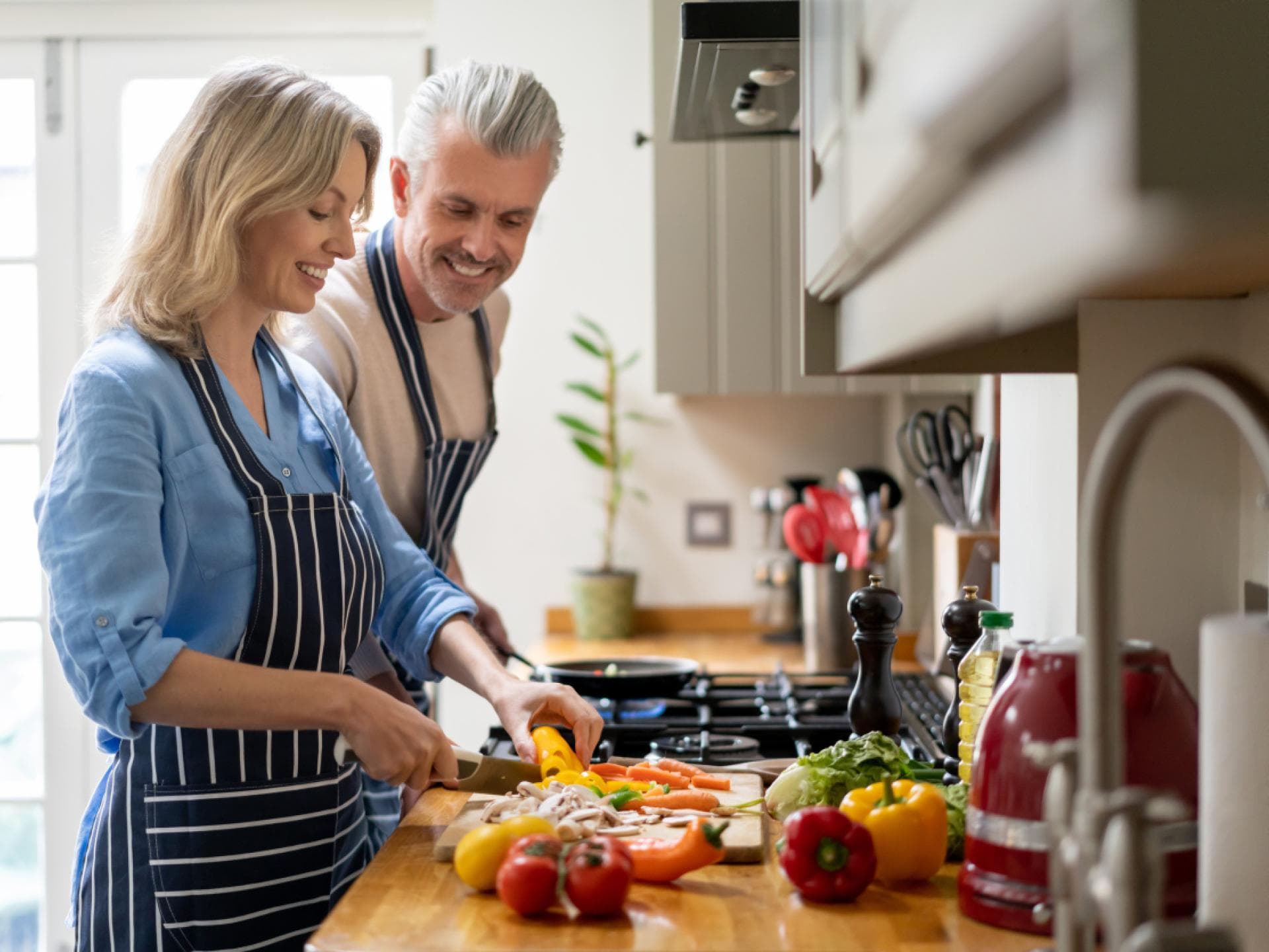 Paar kocht gemeinsam Paar kocht gemeinsam