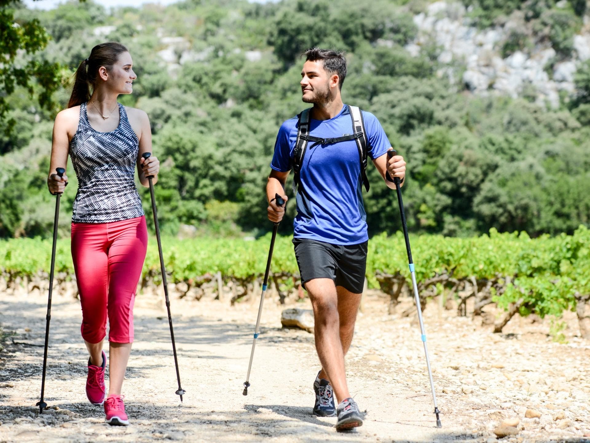 Paar macht Nordic Walking