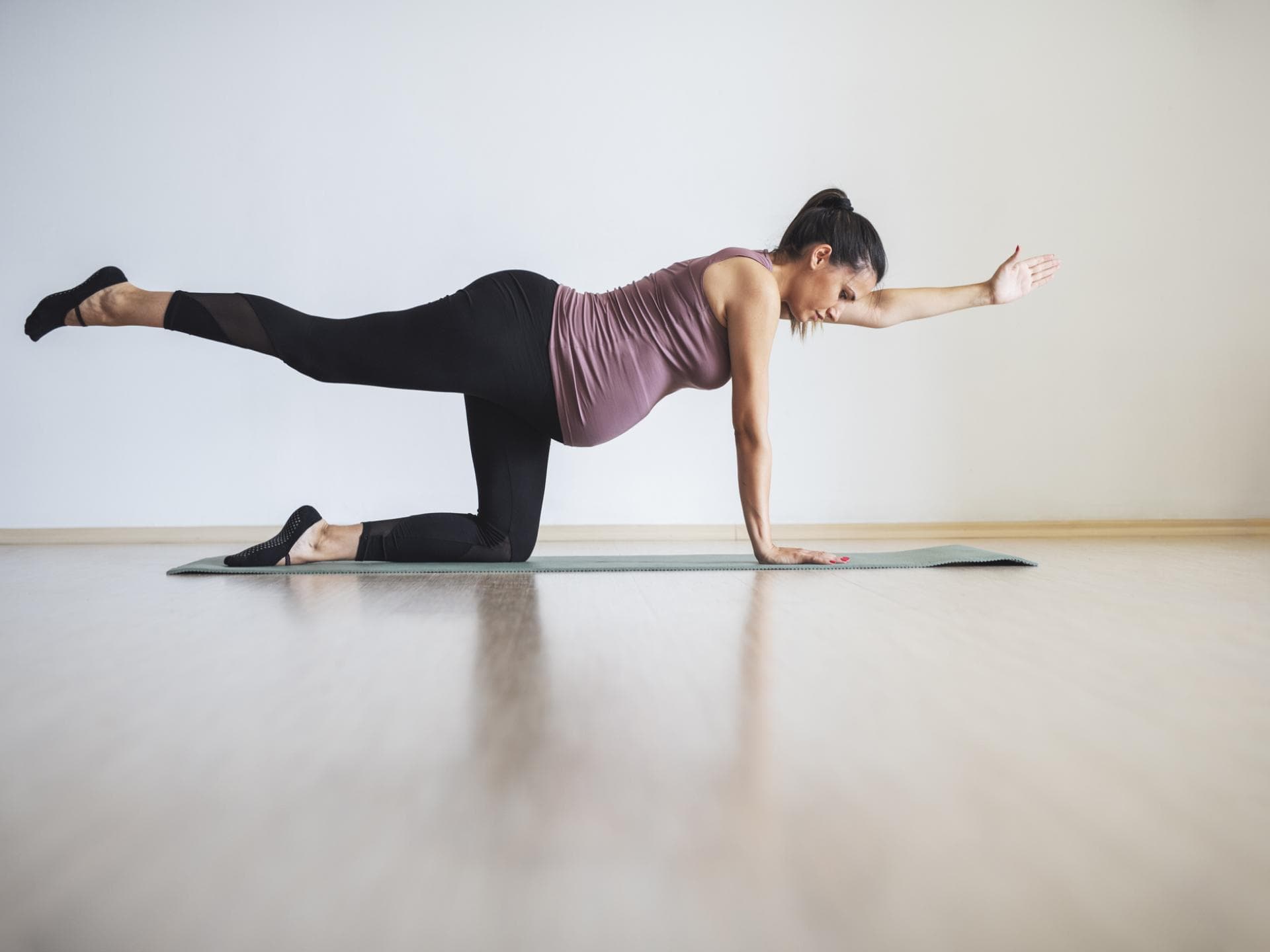 Schwangere Frau macht Yoga