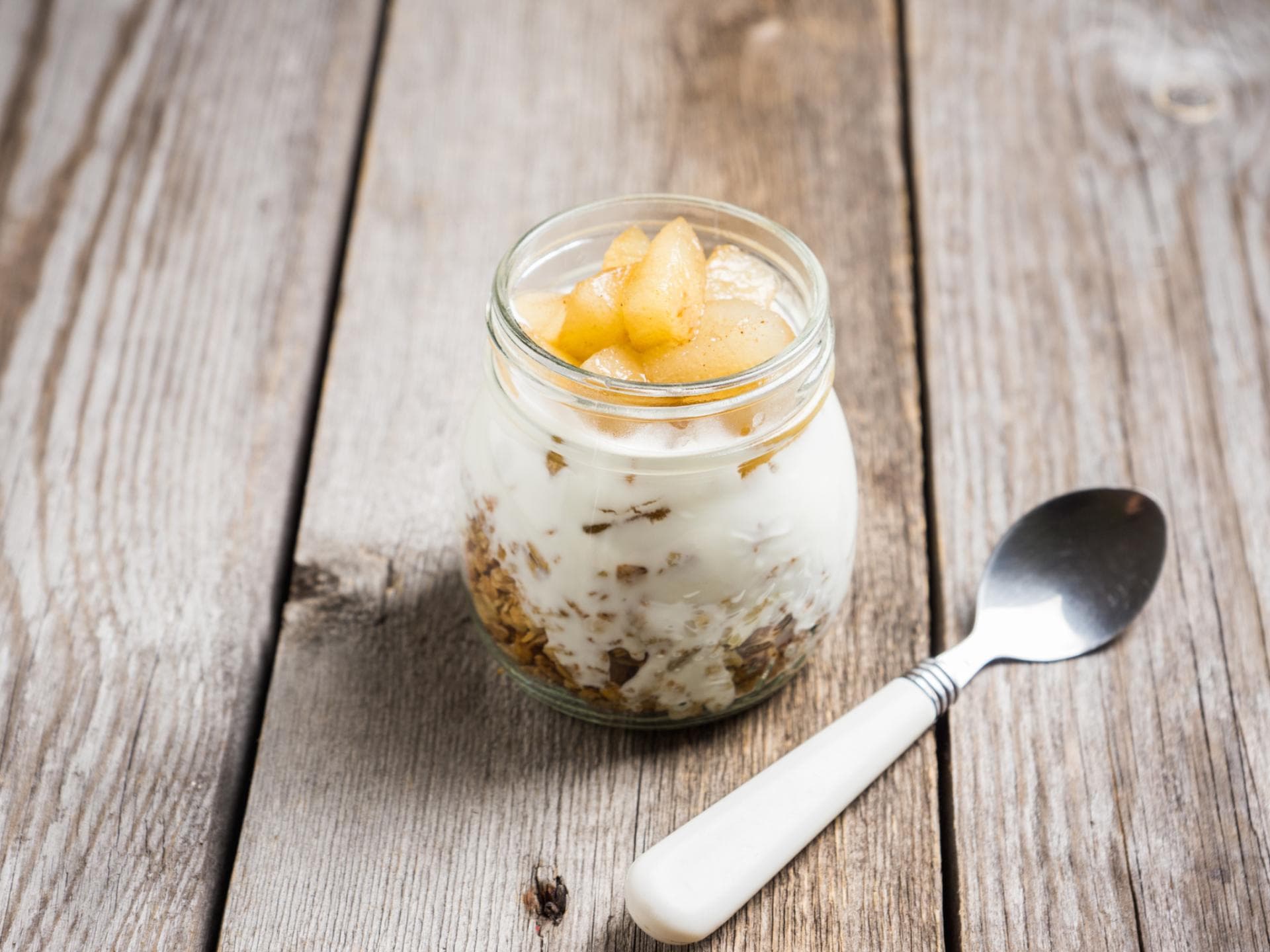 Skyr mit Birnen und Müsli Skyr mit Birnen und Müsli