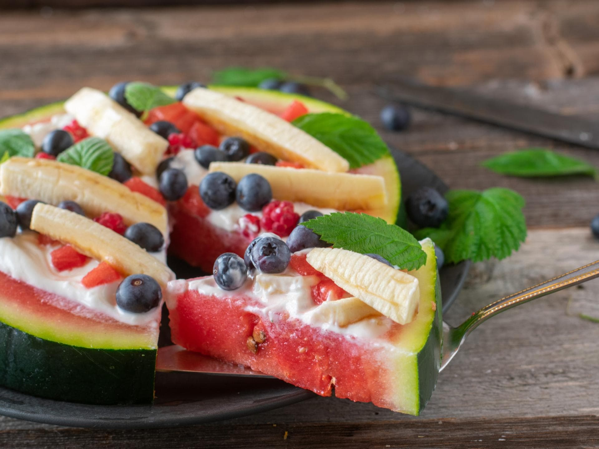 Melonenstückchen mit Skyr und Obst