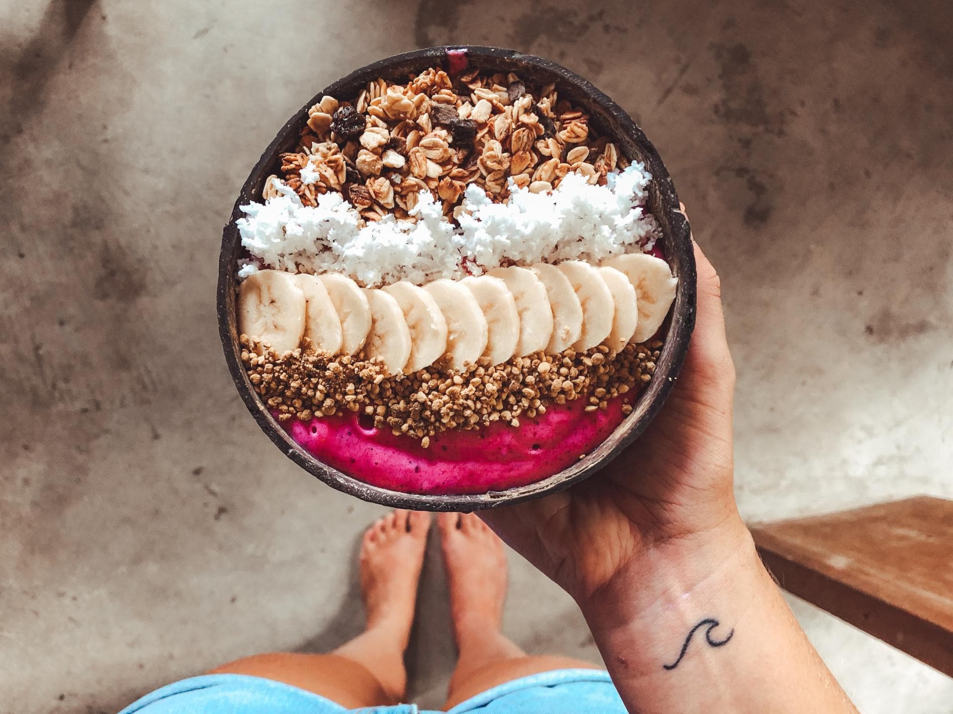 Frau hält Smoothie-Bowl