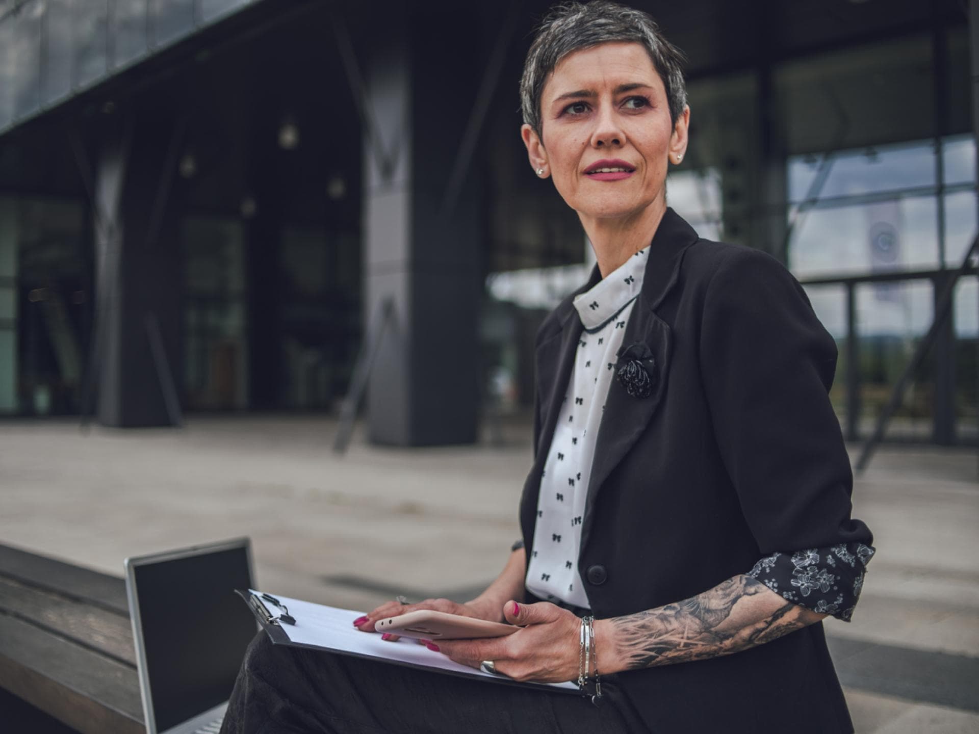 tätowierte reife Business-Frau