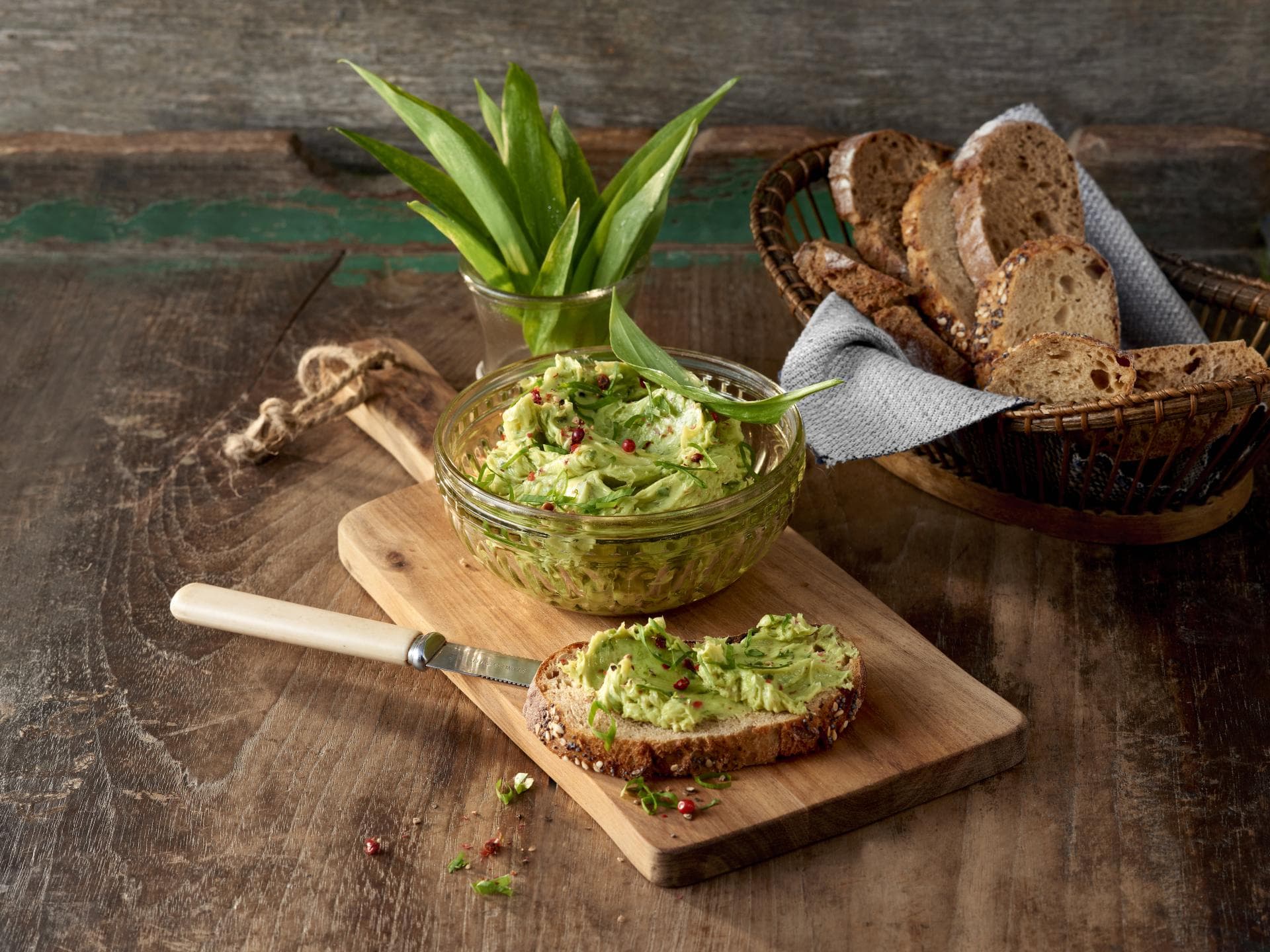 Bärlauchbutter auf Brot