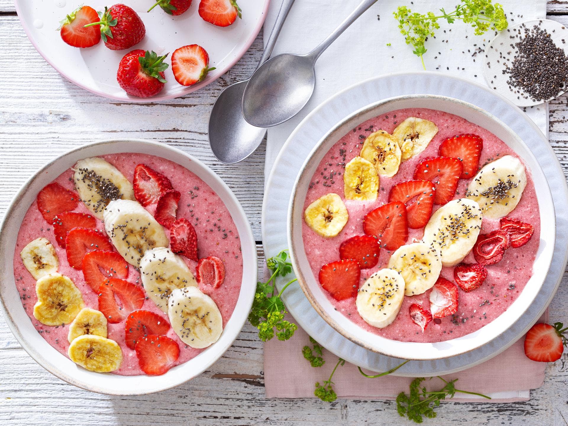 Smoothie-Bowl mit Erdbeer und Banane