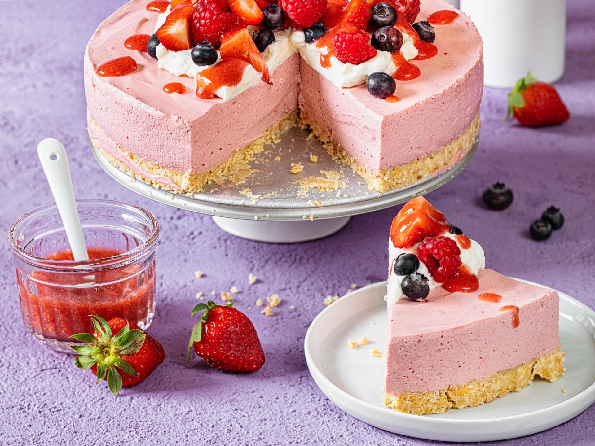 No Bake Cheesecake mit Beeren und Knusperboden