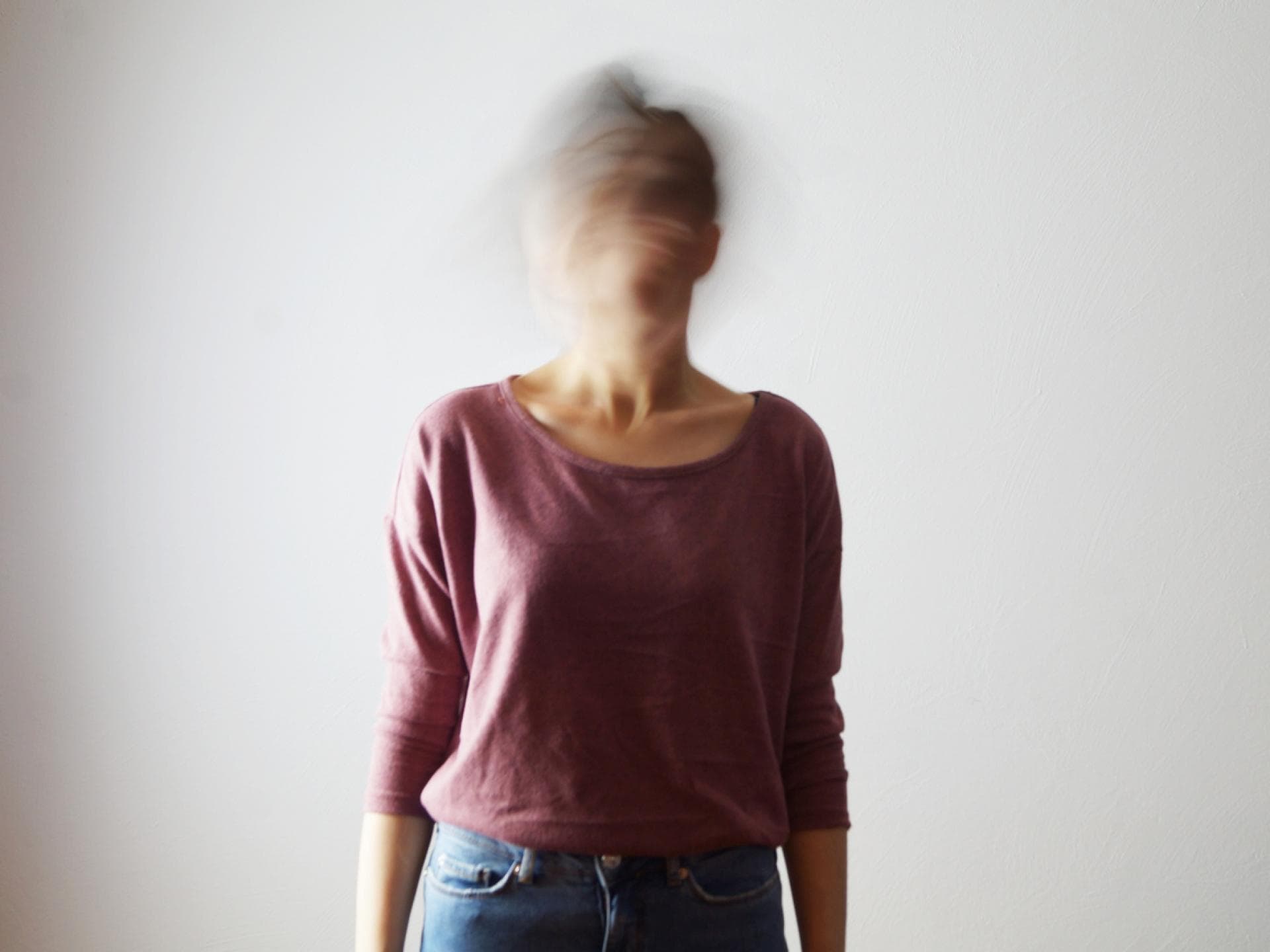 So lebt es sich mit Gesichtsblindheit Frau mit verschwommenem Gesicht