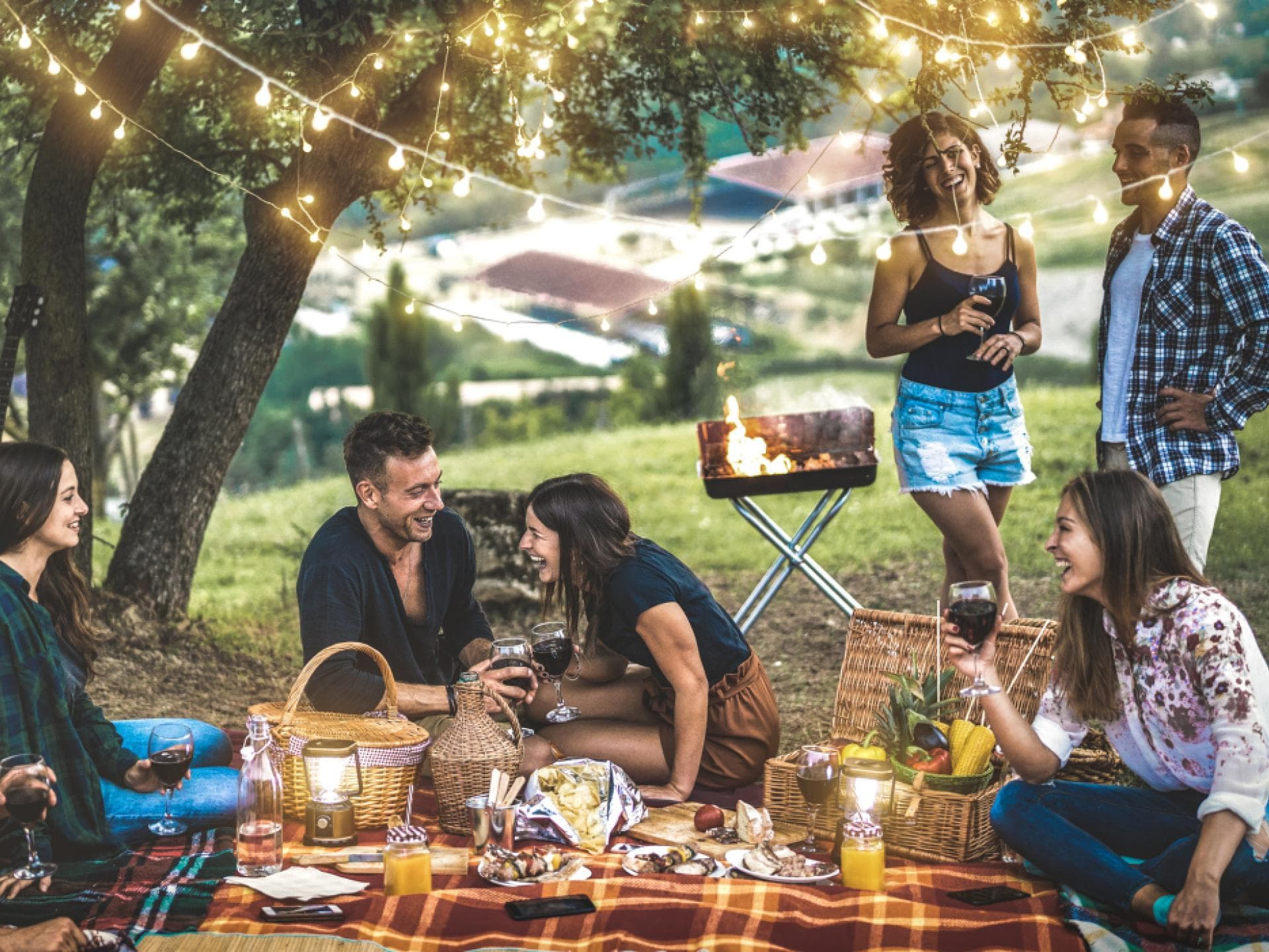 Gruppe von Freunden grillt im Park