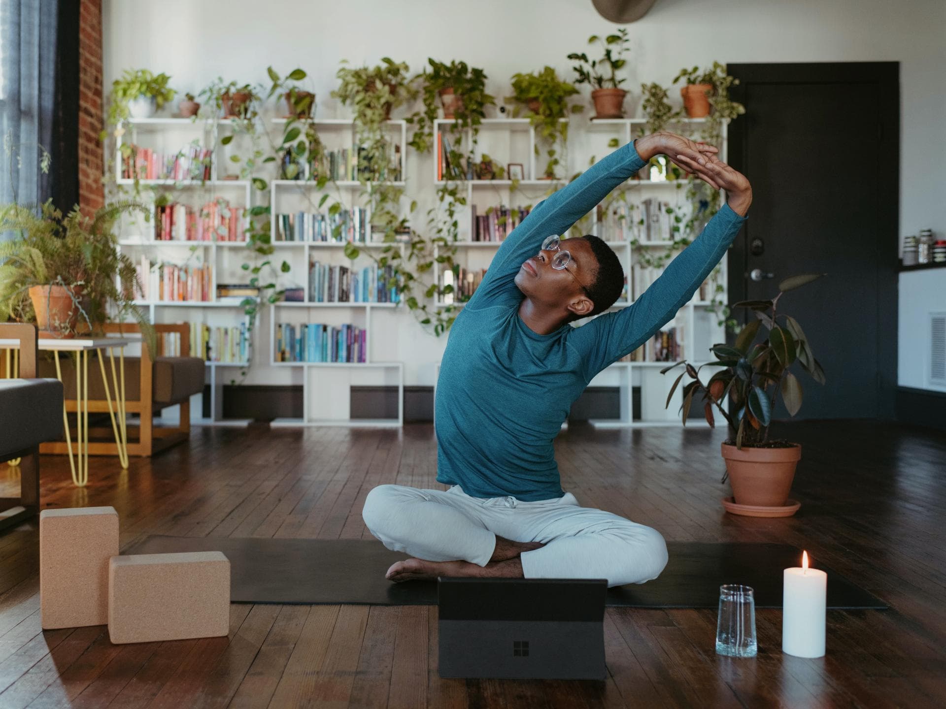 Mann im Home-Gym auf Yogamatte