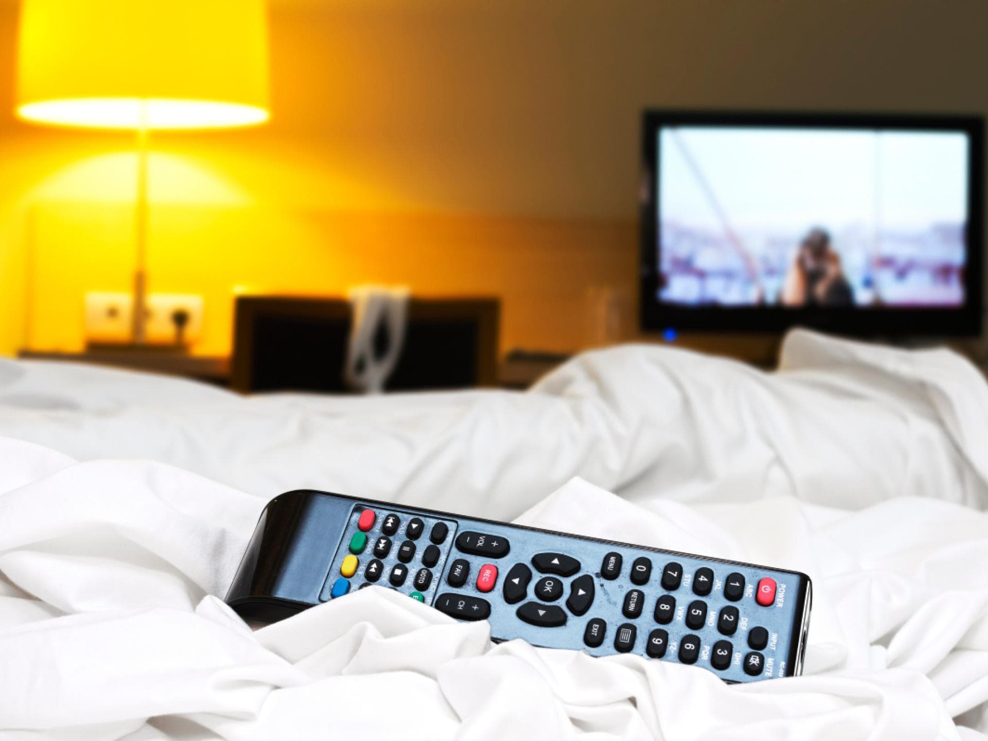 Fernbedienung auf Hotelbett