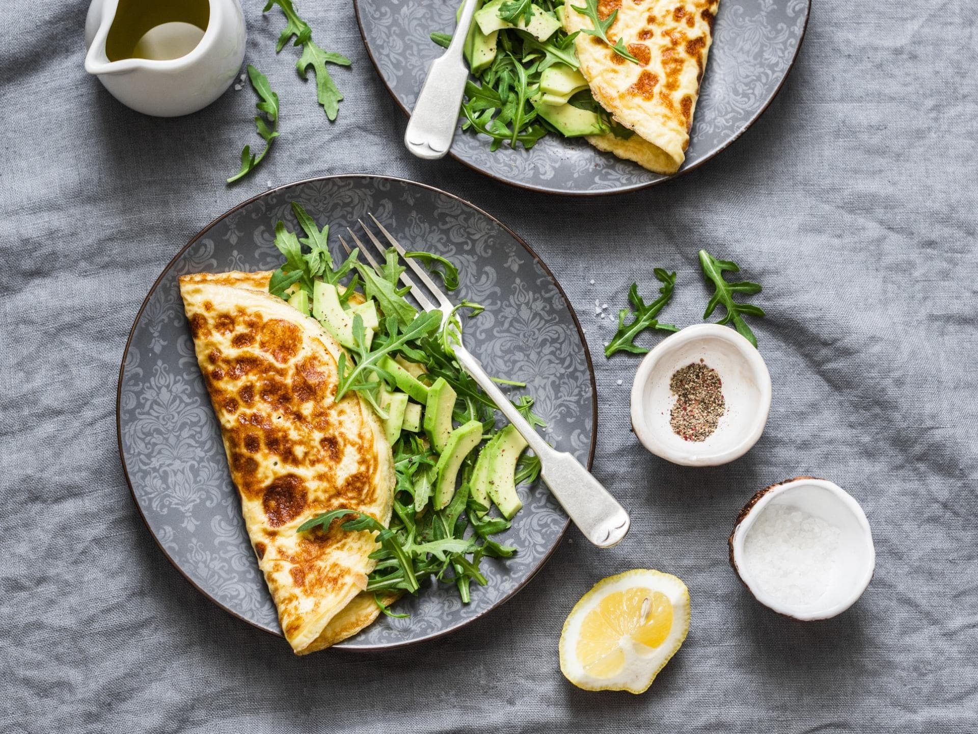 Omelett mit Avocado und Rucola