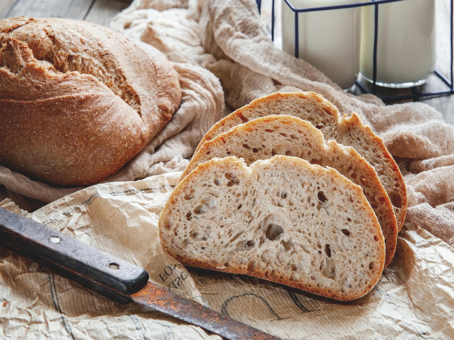Aufgeschnittenes Sauerteigbrot