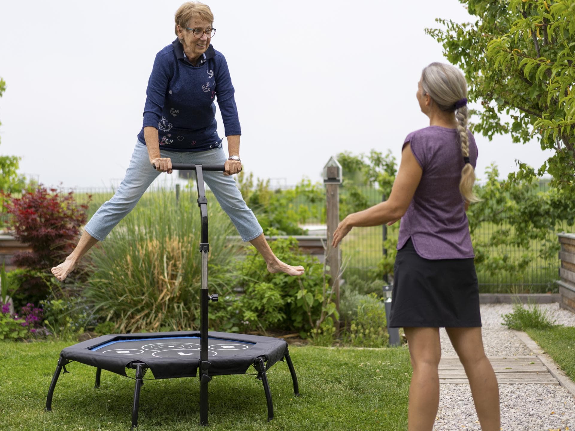 Trampolinspringen im Garten