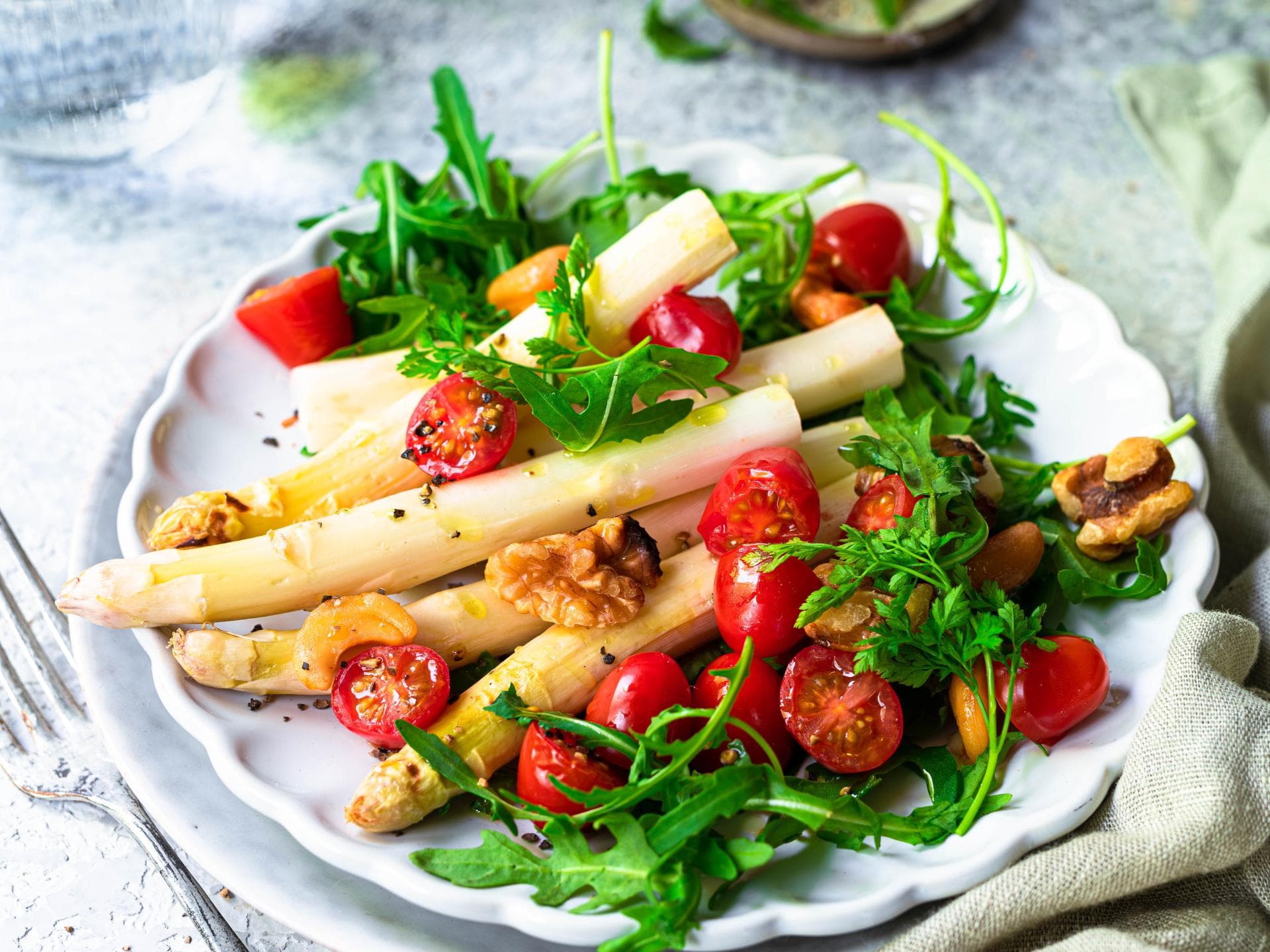Ofenspargel mit bunten Tomaten und Rucola