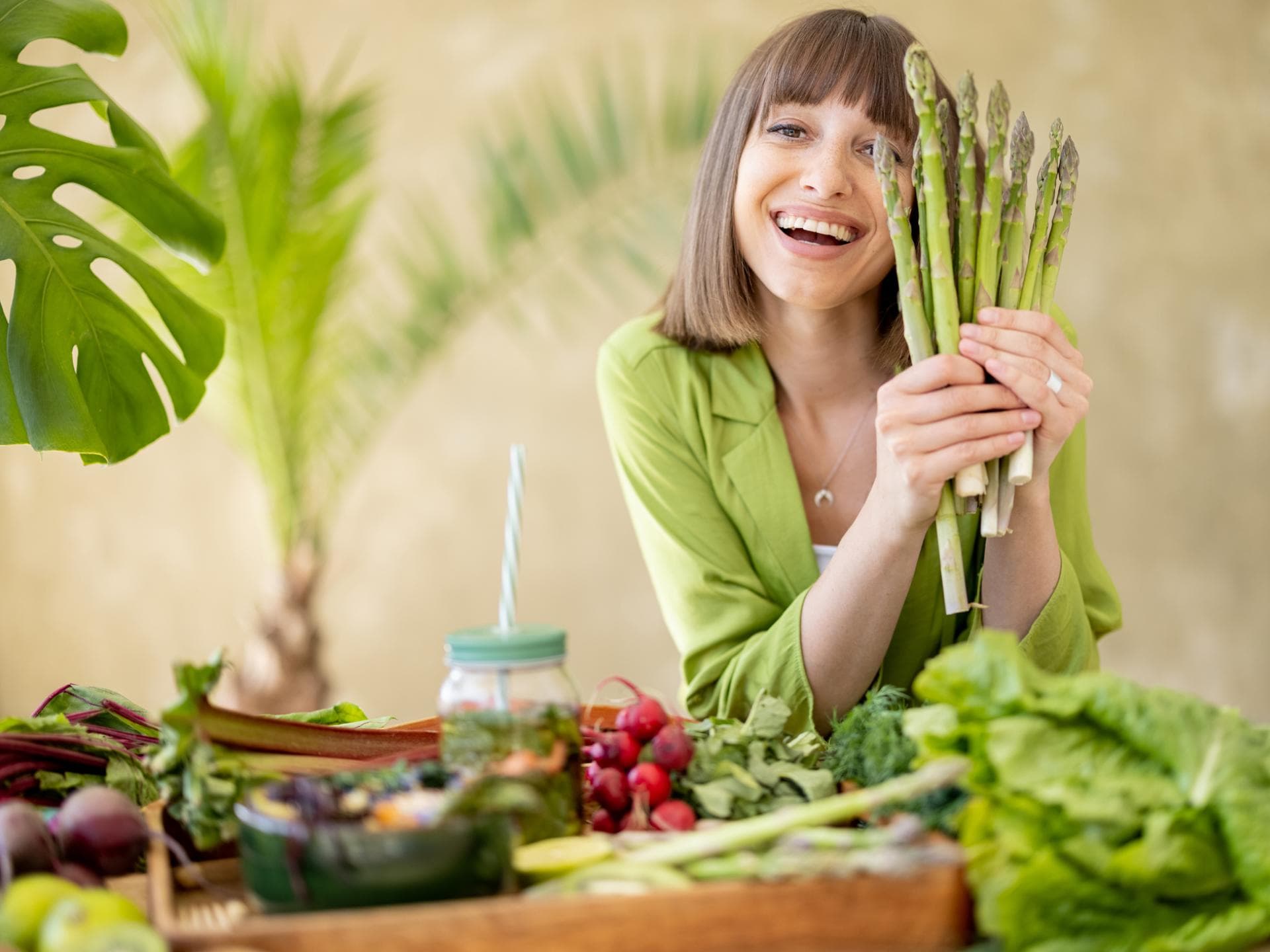 Frau mit Spargel in der Hand