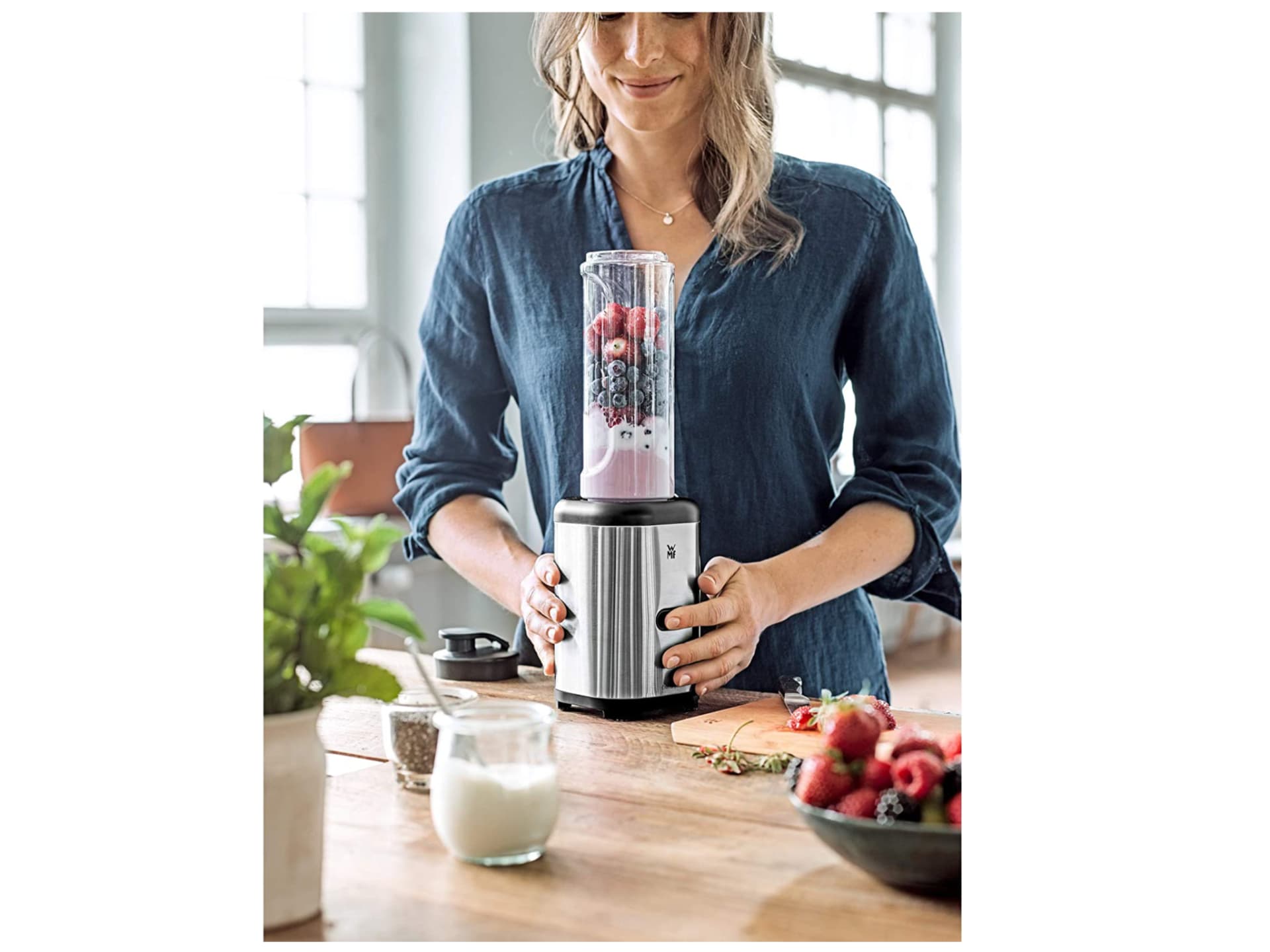 Frau mixt Smoothie