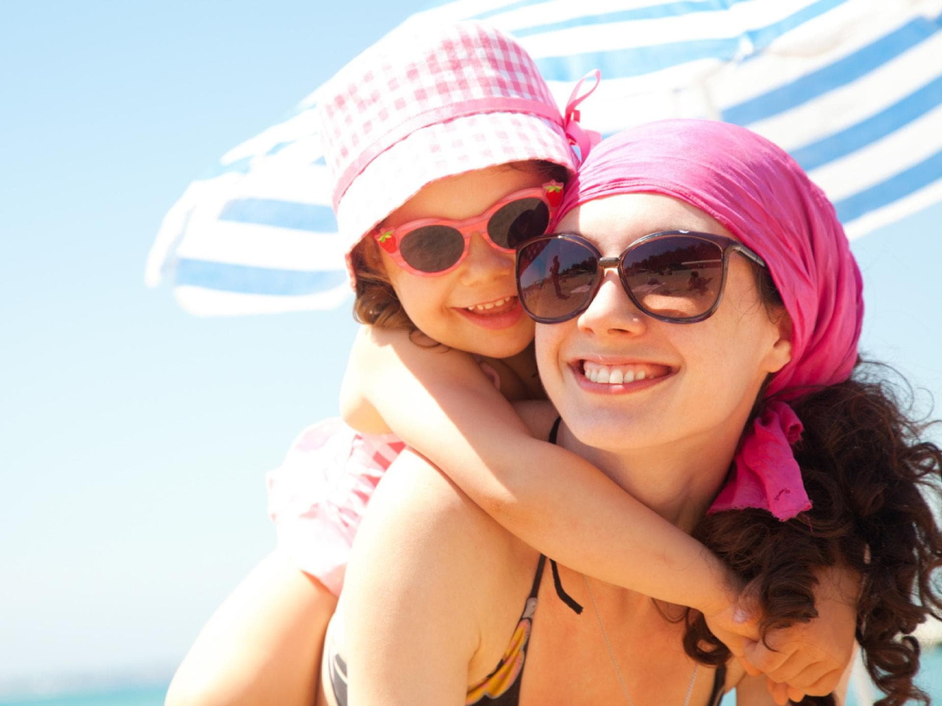 Kind mit Mutter am Meer