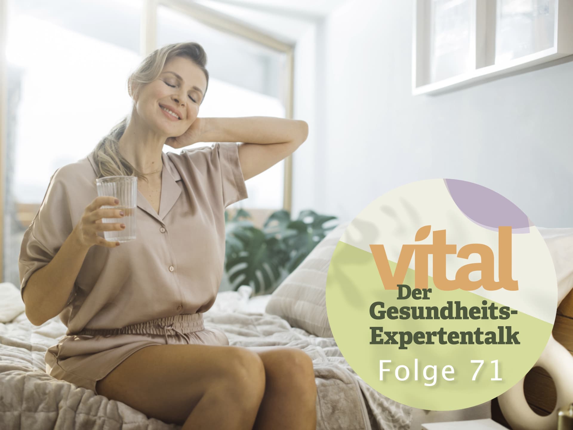 Reife Frau sitzt mit Glas Wasser im Bett