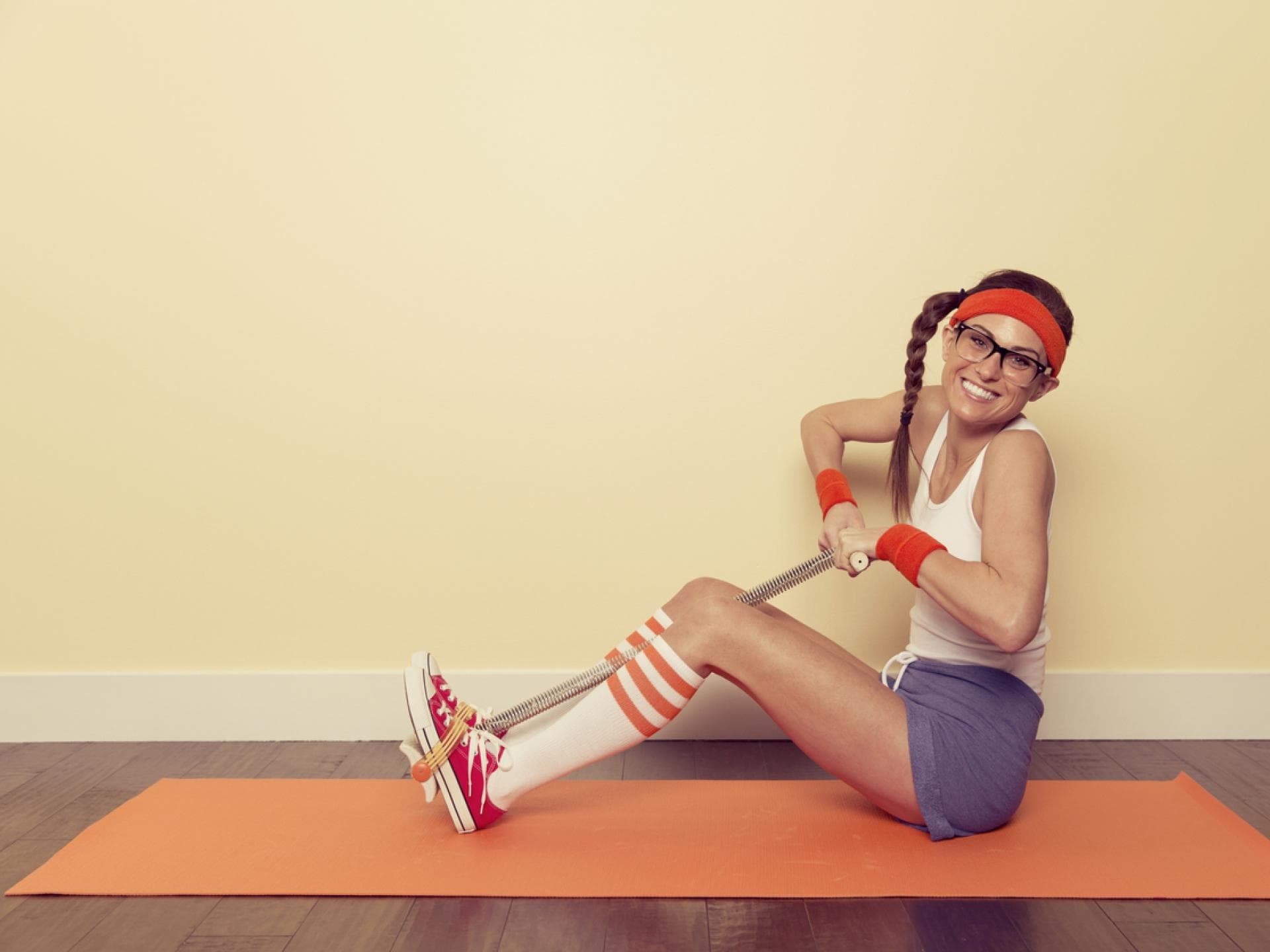 Frau macht Sport im 80er-Jahre-Outfit